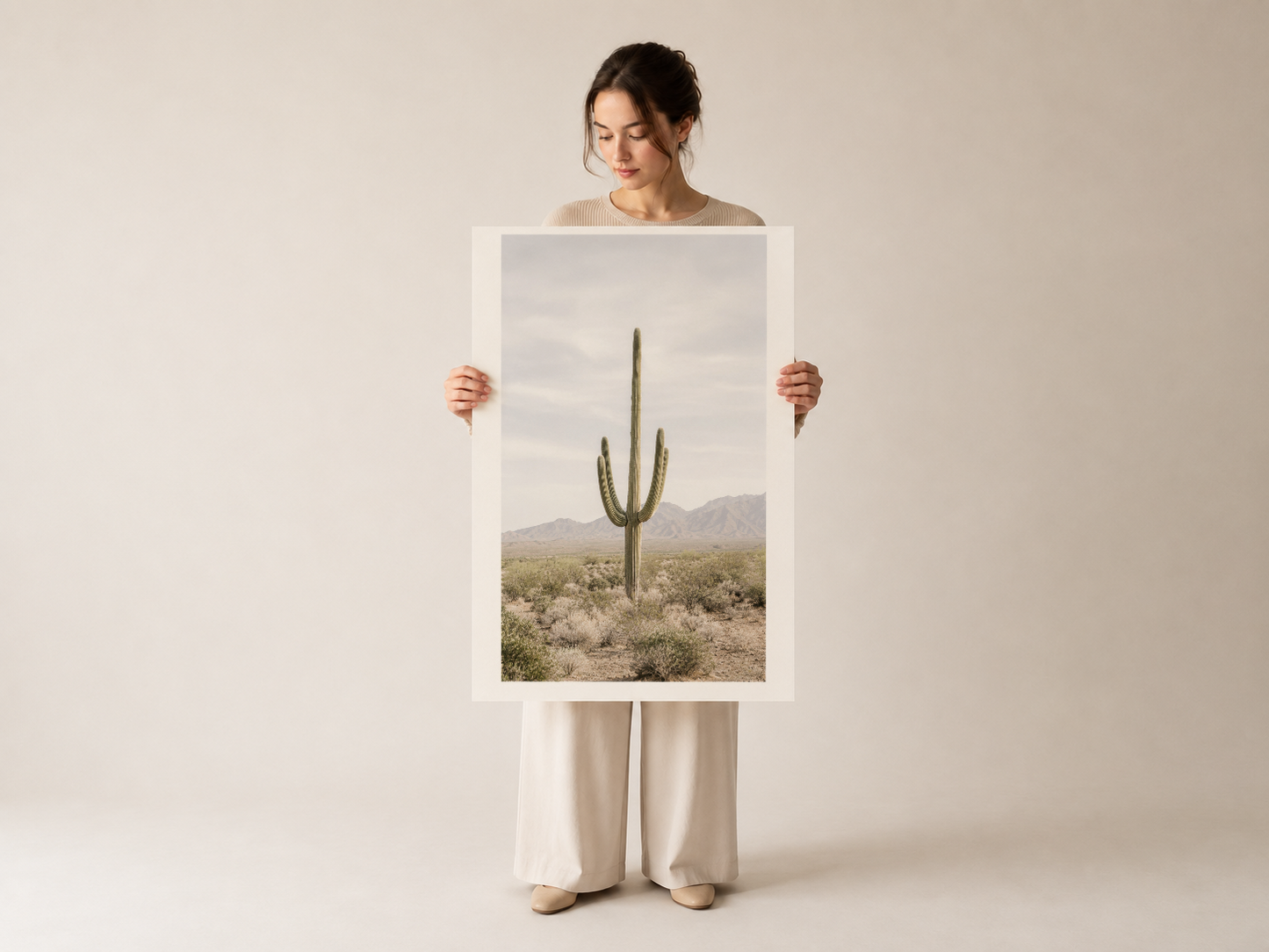 Nötr arka fonda, saguaro kaktüsü manzarası tablosu modern minimalist duvar dekorasyonu için idealdir.