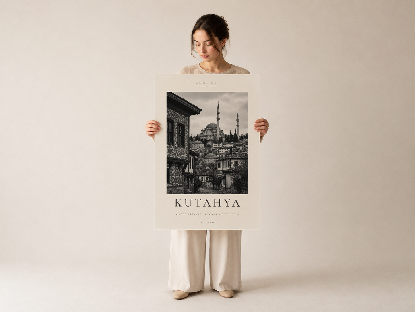 Kütahya konulu siyah beyaz poster, modern iç tasarımda gösterişli bir şekilde sergileniyor.