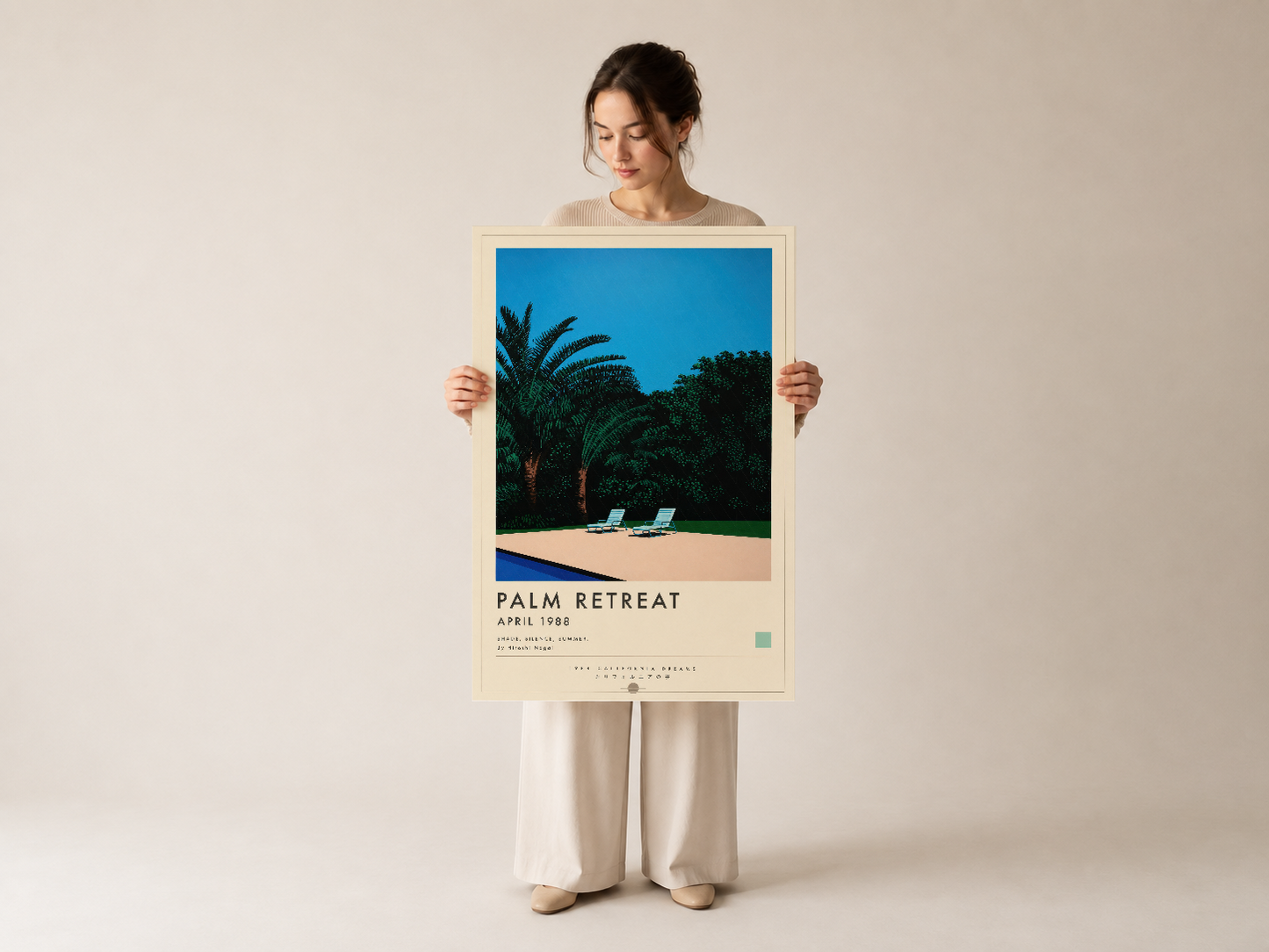 Nostaljik Palm Retreat tablosunu tutan kız model, beyaz çerçeve ve vintage sahil temasıyla sanat posters ürün detaylarını