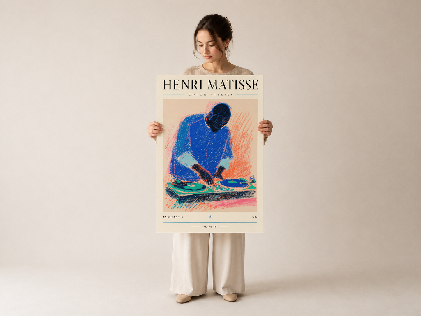 Henri Matisse Color Atelier posteri, kadın tarafından sergilenen mavi figürlü ve canlı renkli sanat baskısı.