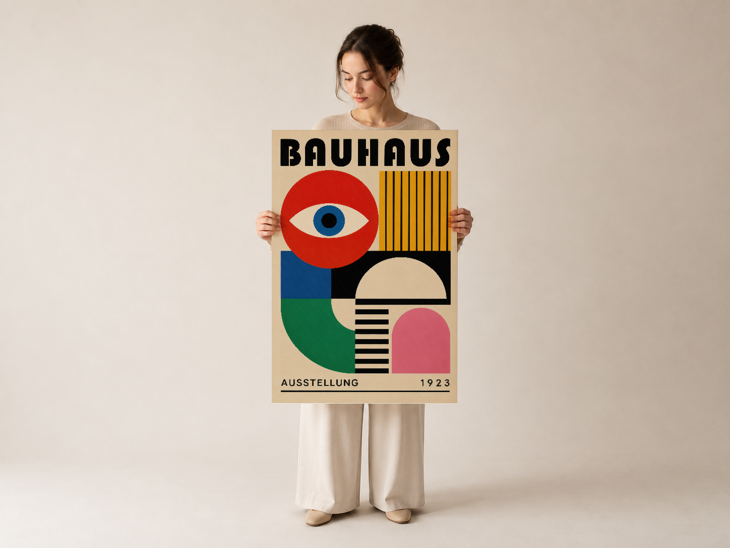 Bauhaus 1923 afişi, çerçeveli formatta, dönem tasarımının karakteristik geometrik şekilleri ve canlı renk paletini sunan