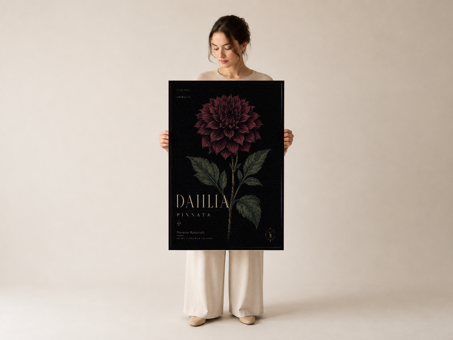 Krem rengi kıyafetli kadın tarafından tutulan pembe dalya çiçeği siyah poster, çerçeveli baskıyı sergiliyor.