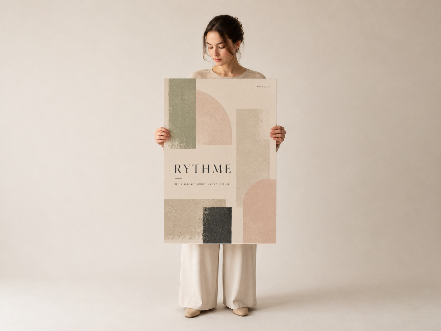 Kadın kollarında Rythme soyut tasarım tablosunu tutarak, pastel renk palette ile.