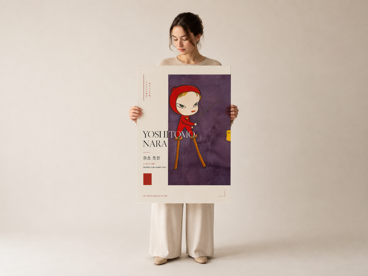 Kız tarafından tutulan sanat tablosu, minimalist tasarım ve canlı renk kombinasyonu vurgulanıyor.