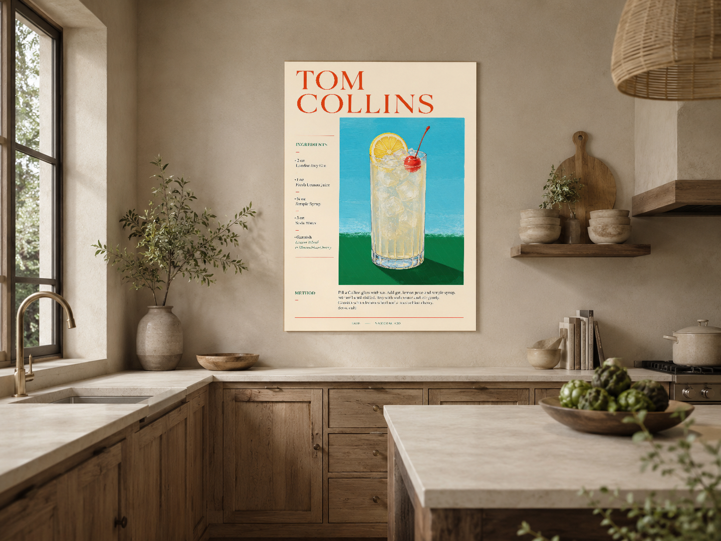 Tom Collins tarifi posteri, doğal ahşap mutfak tasarımının merkezinde, rahat ve modern stilinde.