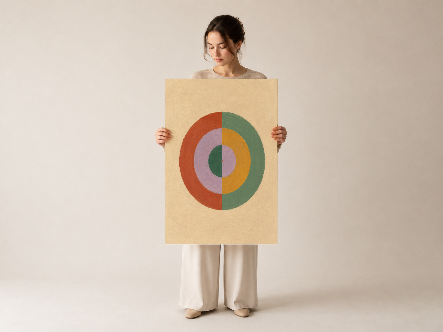 Canlı pastel renklerle tasarlanmış geometrik daire motifli duvar posteri, stüdyo fotoğrafında sergilenmiş.