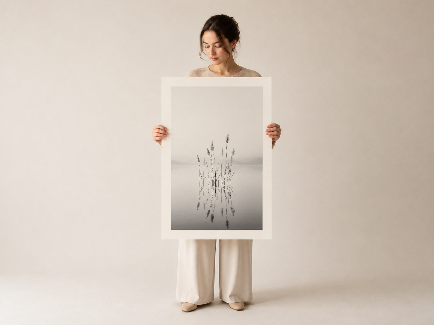 Minimalist kamış sahnesi, beyaz çerçeveli poster olarak düz basılı sunum halidir.