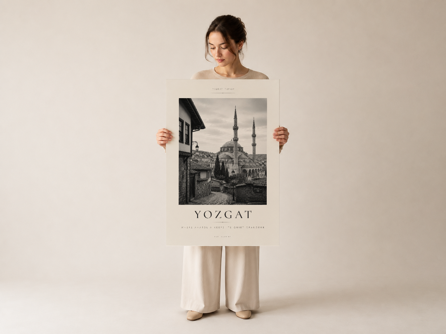 Yozgat şehrinin ikonik camii manzarasını nostalji ve sanatsal huzurla işleyen poster.