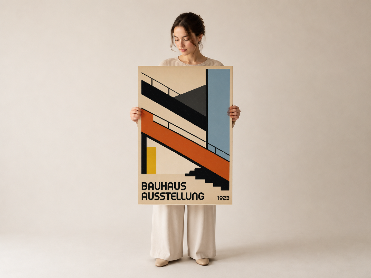Bauhaus Ausstellung 1923 posteri, dinamik şeritli tasarım, kadın tarafından tutuluyor gösterilirken.