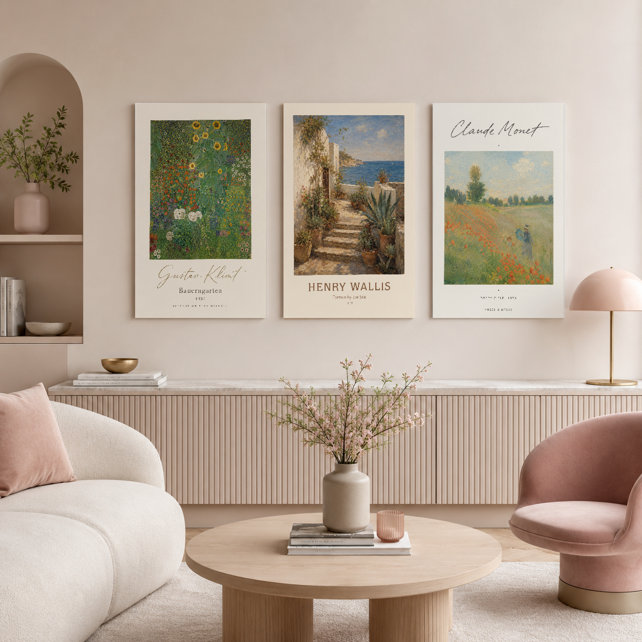 Avrupa klasik ressamlarının eserlerinden oluşan üç parçalı tablo kombinasyonu, modern minimalist iç tasarımda zarafet