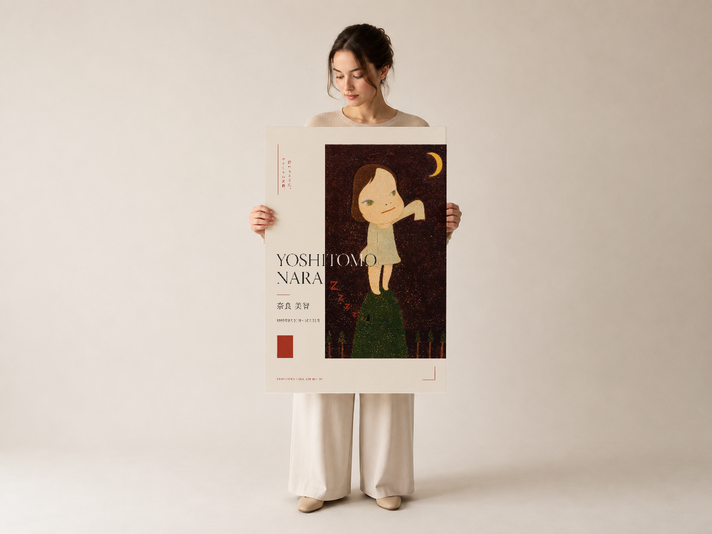 Yoshitomo Nara sergisi afişi, krem rengi kıyafetli kadın tarafından tutulan, poster sanat baskısının tam boyutu gösteriliyor.