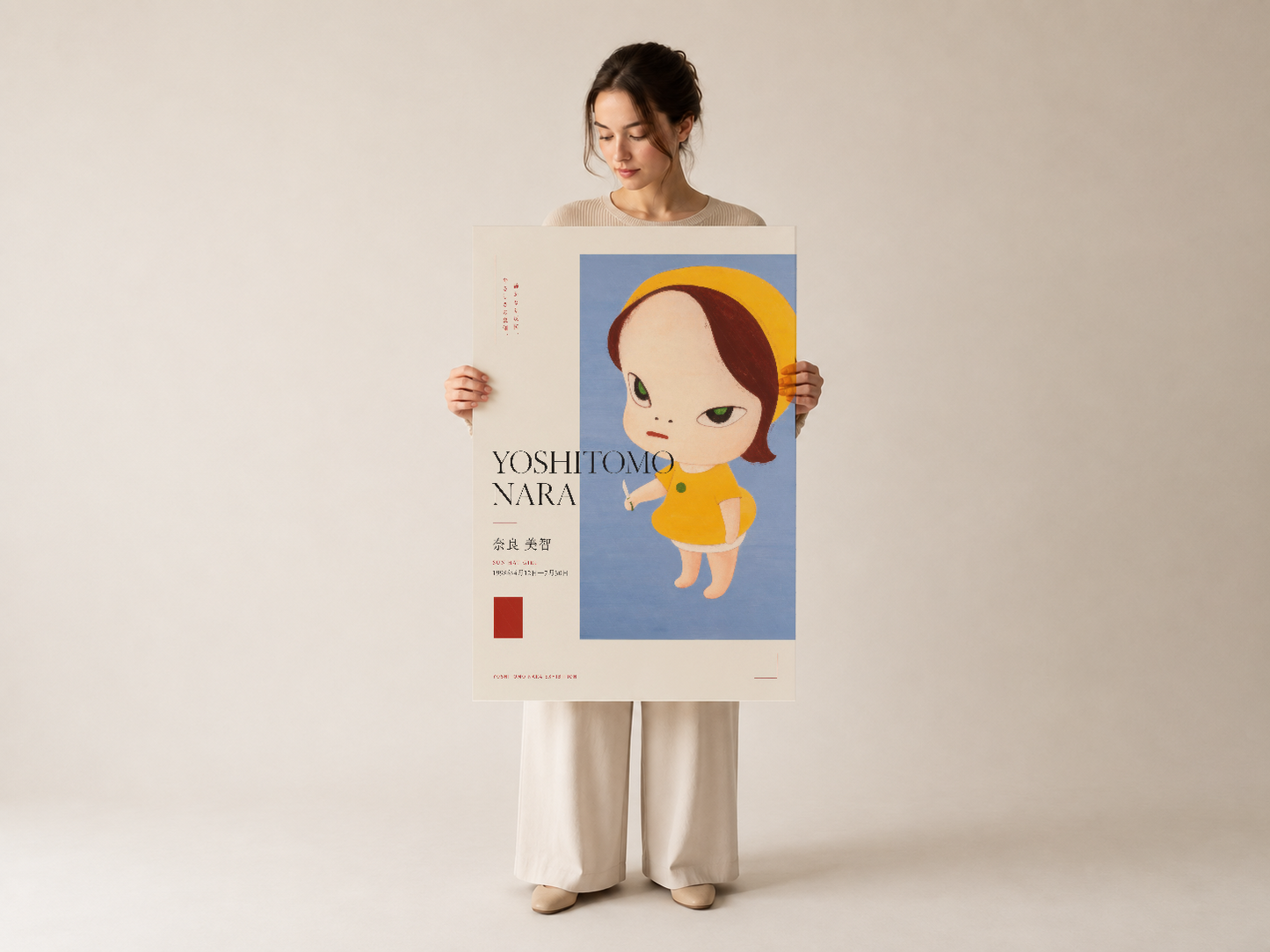 Yoshitomo Nara poster baskısı, kişi tarafından tutulan görünüm, sergiye ait tüm bilgileri içeren ekspozisyon afişi.