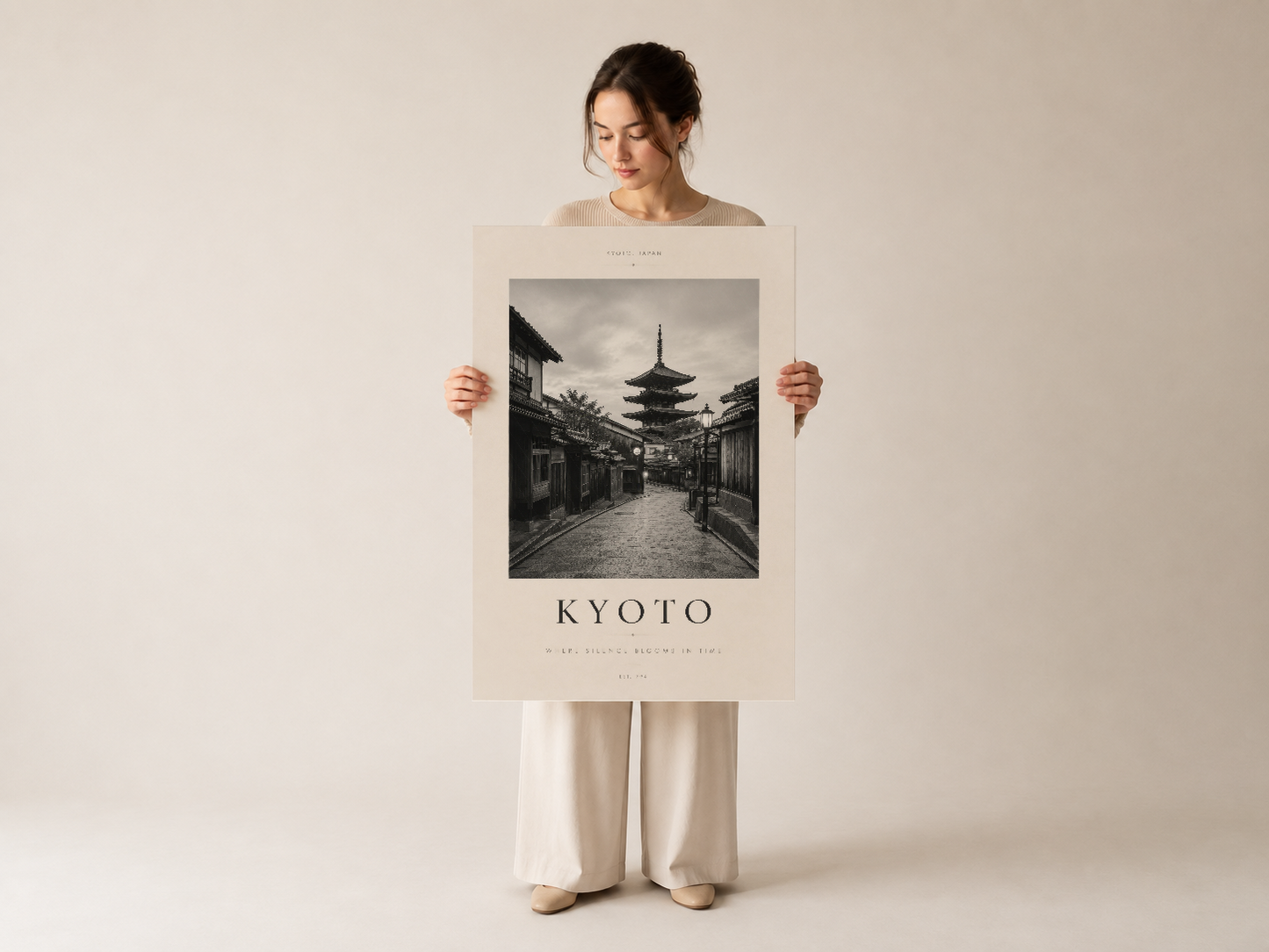 Kyoto tapınağını konu alan minimalist duvar tablosu, kişi tarafından elden tutuluş görseli.