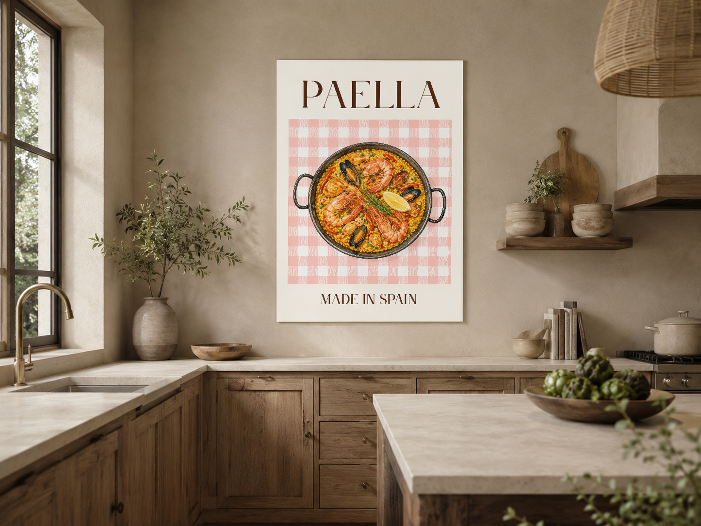 Paella posteri, ahşap çerçevede, rustikal mutfak stilinin merkezinde yer alan canlı ve şık bir sanat eseri.