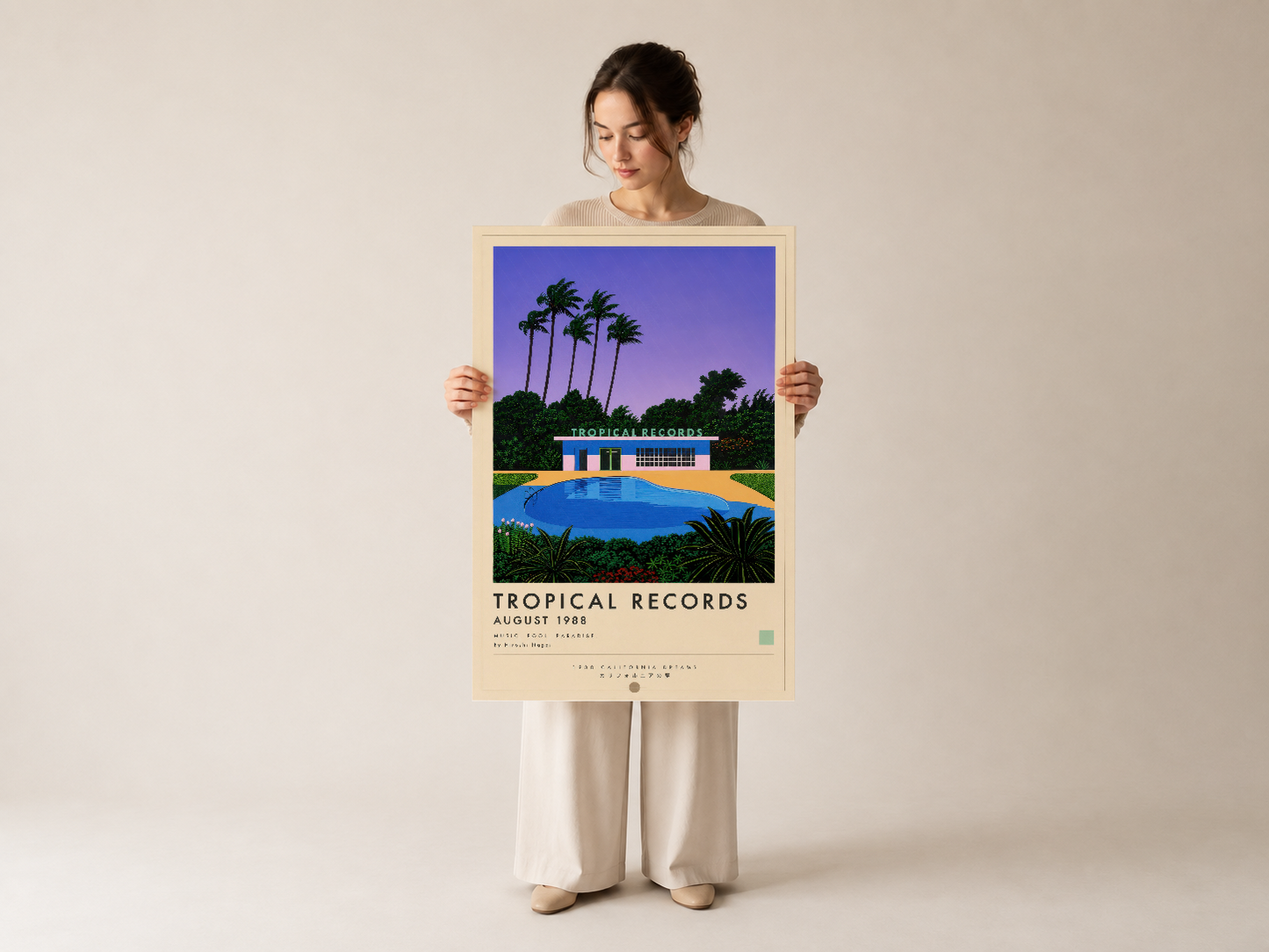 Tropikal konseptli Tropical Records posteri, krem renkli çerçevede, kültürel dekorasyon ürünü.