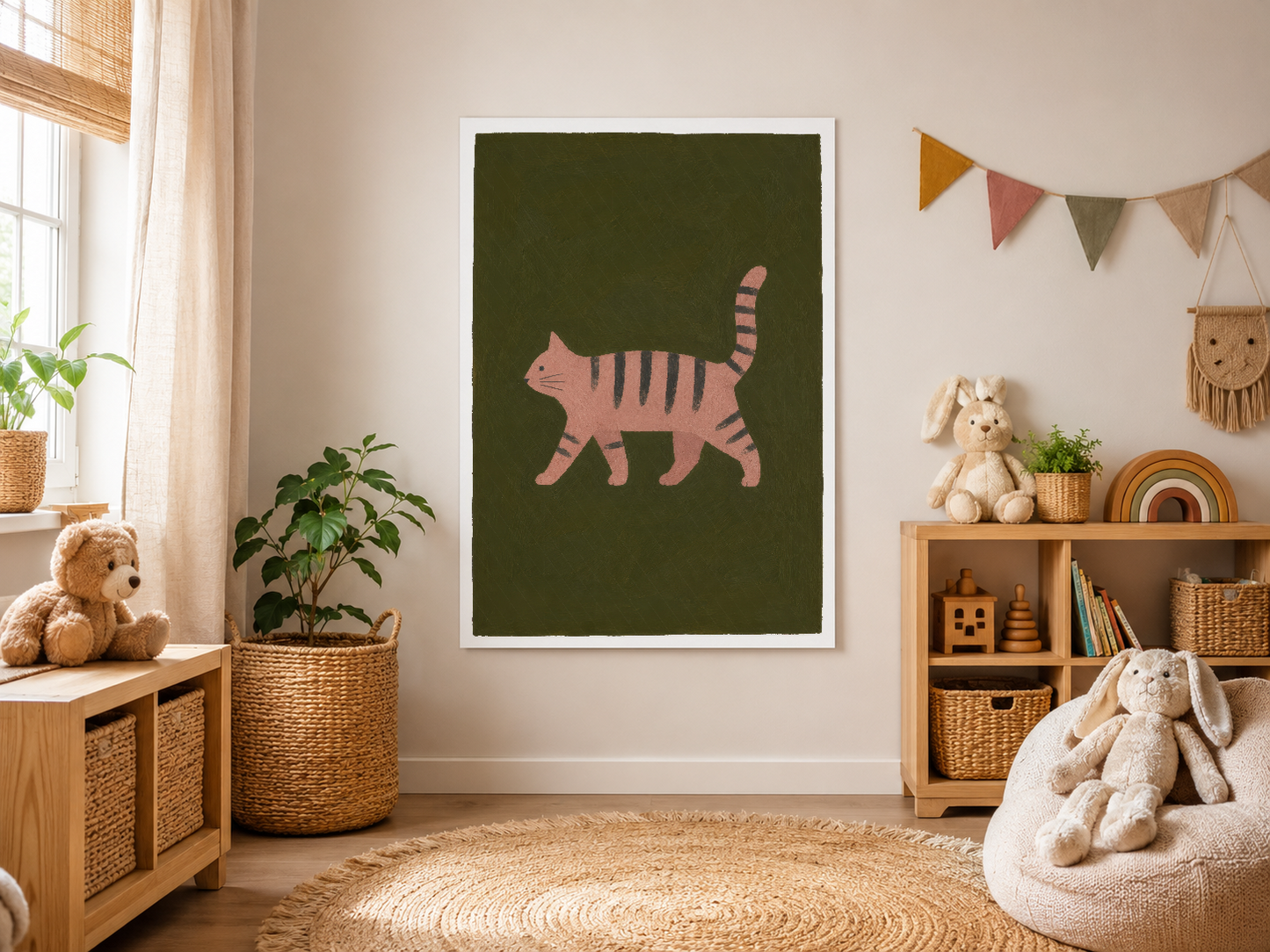 Pembe çizgili kedi tasarımı yeşil arka planda ahşap raf dekorasyonunun üstünde sanat baskısı.