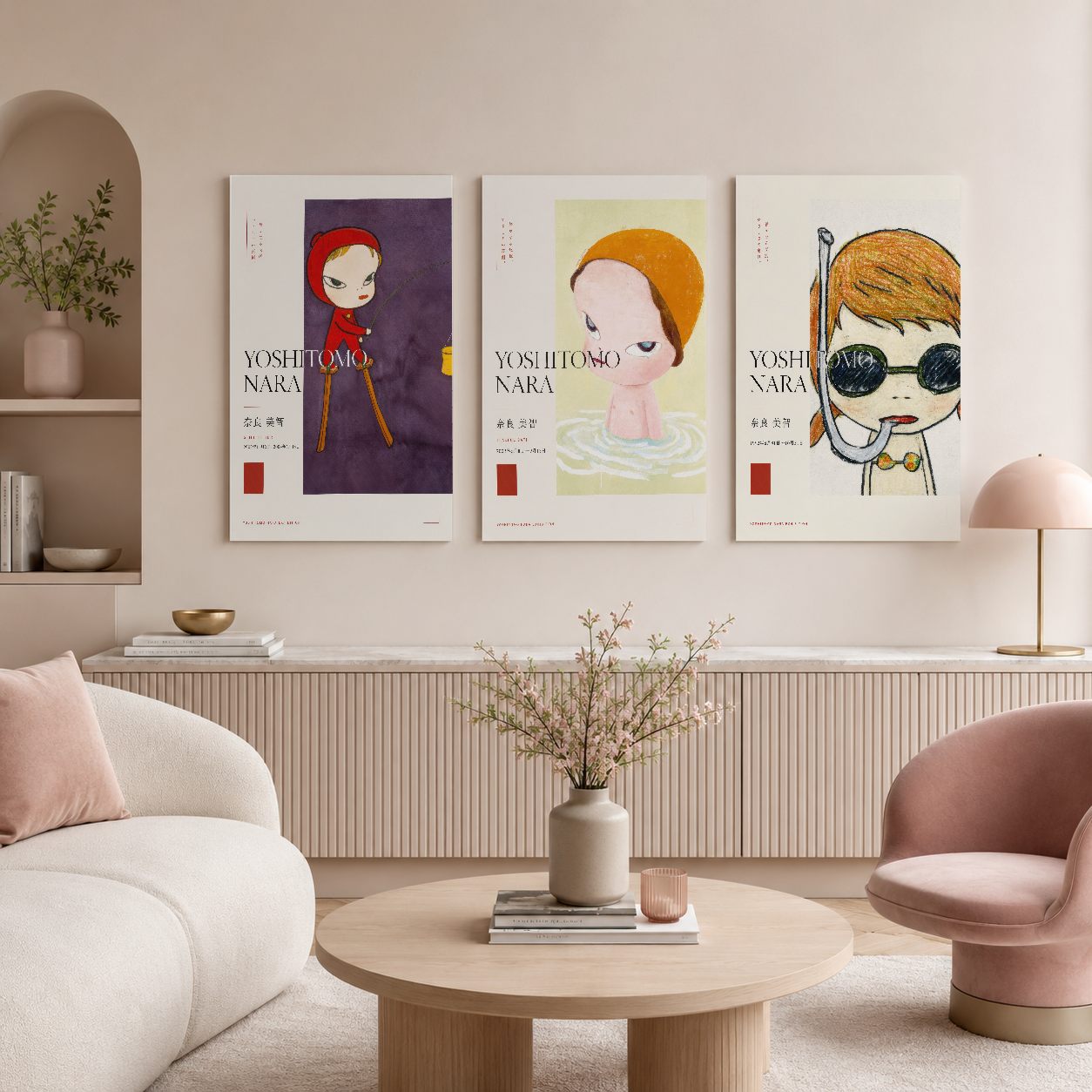 Minimalist iç tasarımda duvar tablolarıyla süslenen oturma alanı, Yoshitomo Nara'nın meşhur karakterlerinin üçlü sanat