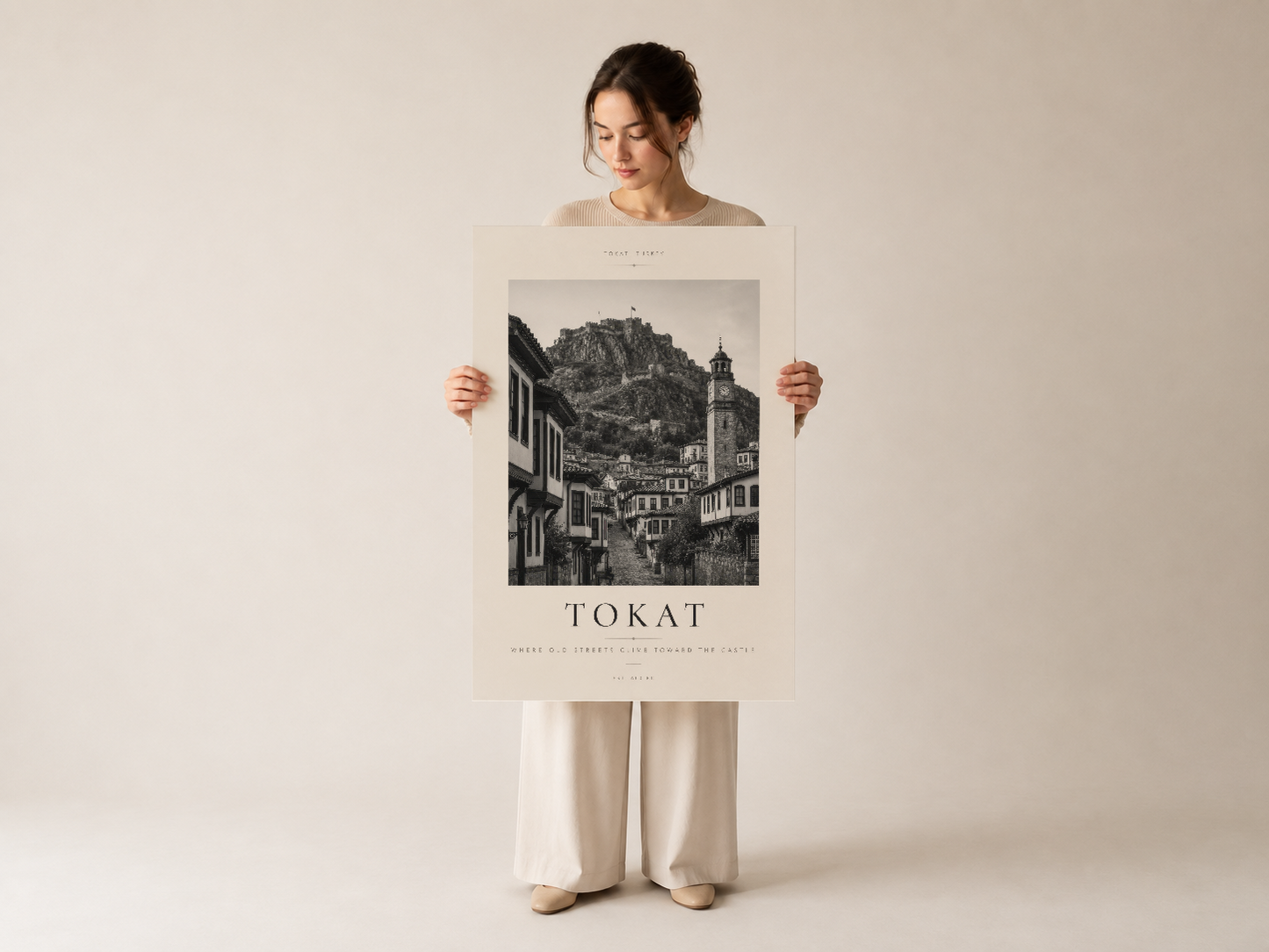 Tokat şehrinin monokrom sanat baskısı, krema rengi çerçeveli şık poster dekorasyonu.