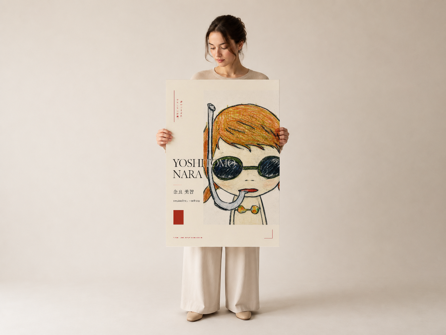 Kişi tarafından tutulan Yoshitomo Nara duvar tablosu, modern sanat galerisi estetik stilinde.