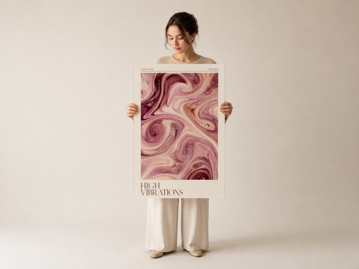Modern sıvı sanat poster, beyaz çerçeveli High Vibrations tasarımı, kullanıcı tarafından sahip tutuluyor.