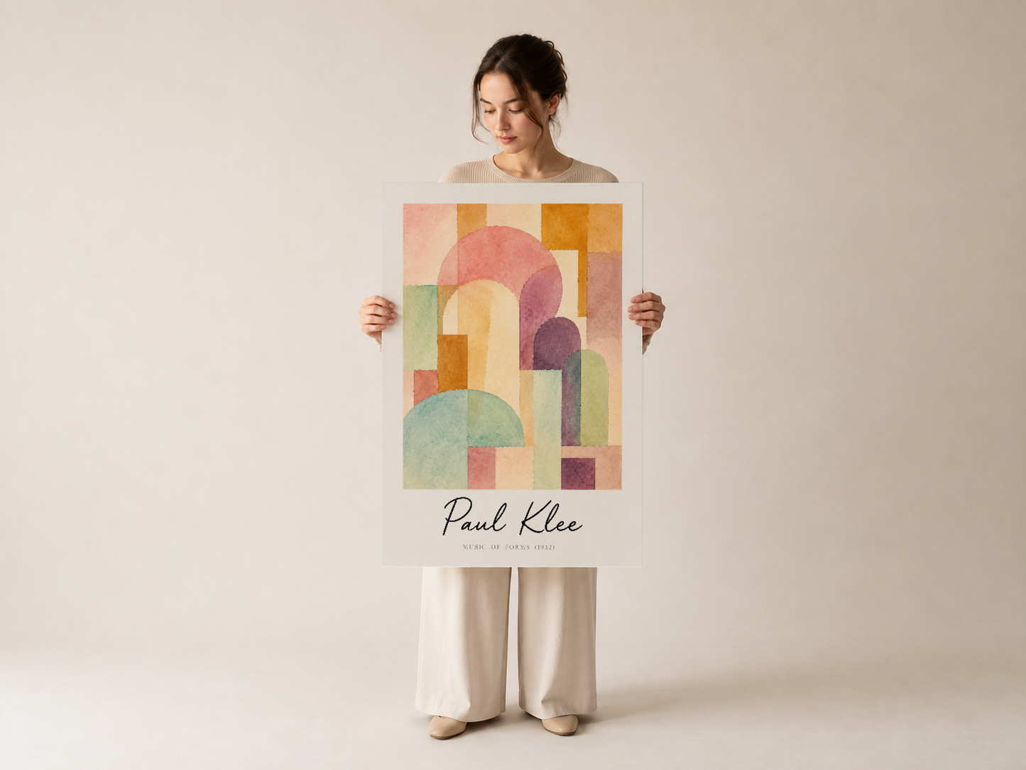 Çok renkli soyut desenlerle Paul Klee tasarımı posteri, kişi tarafından tutulmuş şekilde gösterilen duvar sanatı.