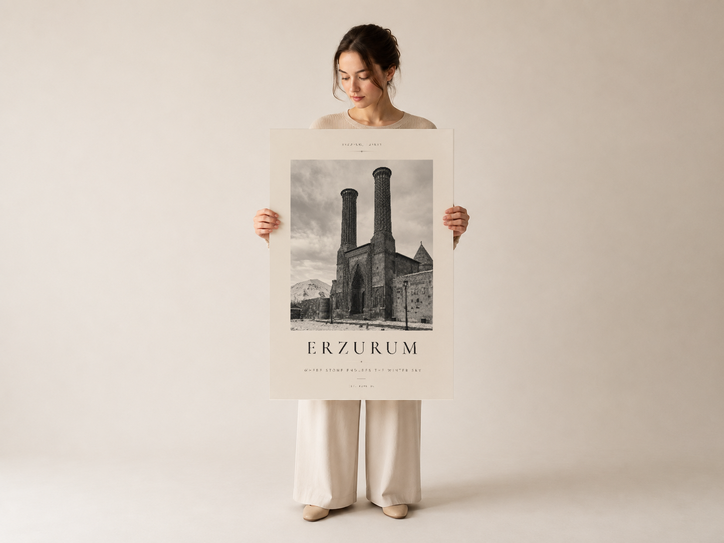 Erzurum Türkiye posteri, tarihi mimarinin sanatsal yorumunu suneren atmosferik siyah beyaz baskı eseri.