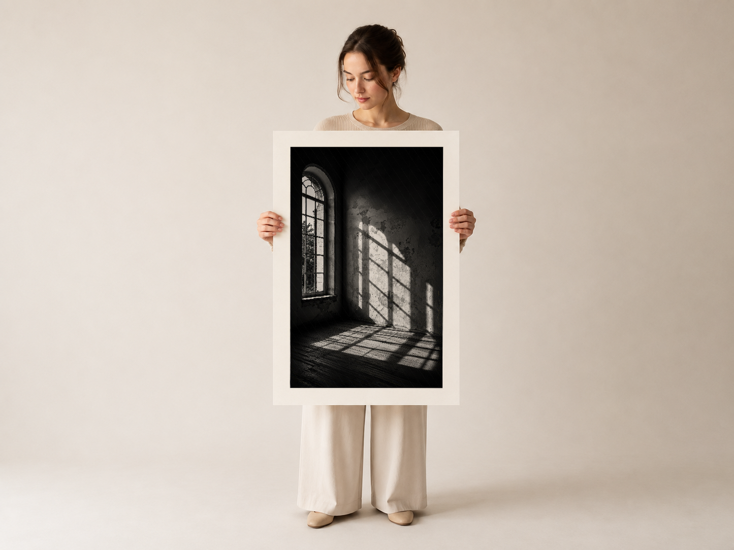 Boş ve meditativ atmosferiyle çeken siyah beyaz pencere sahnesi tablosu, sanat severlerin tercih ettiği minimalist parça.
