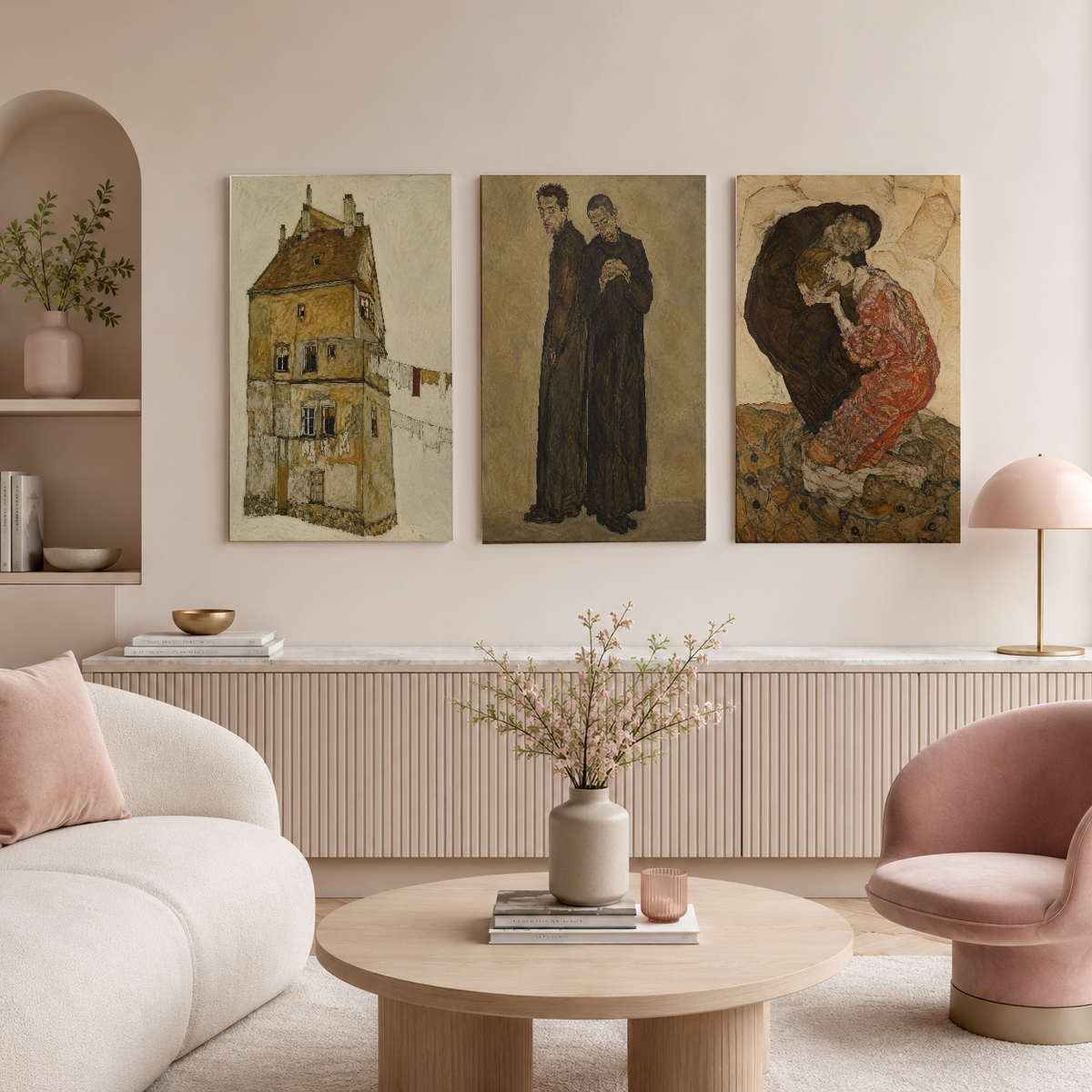 Vintage sanat estetiğinde tasarlanmış, mimari ve figüratif konuları içeren üç panel tablo, modern oturma odasında duvar