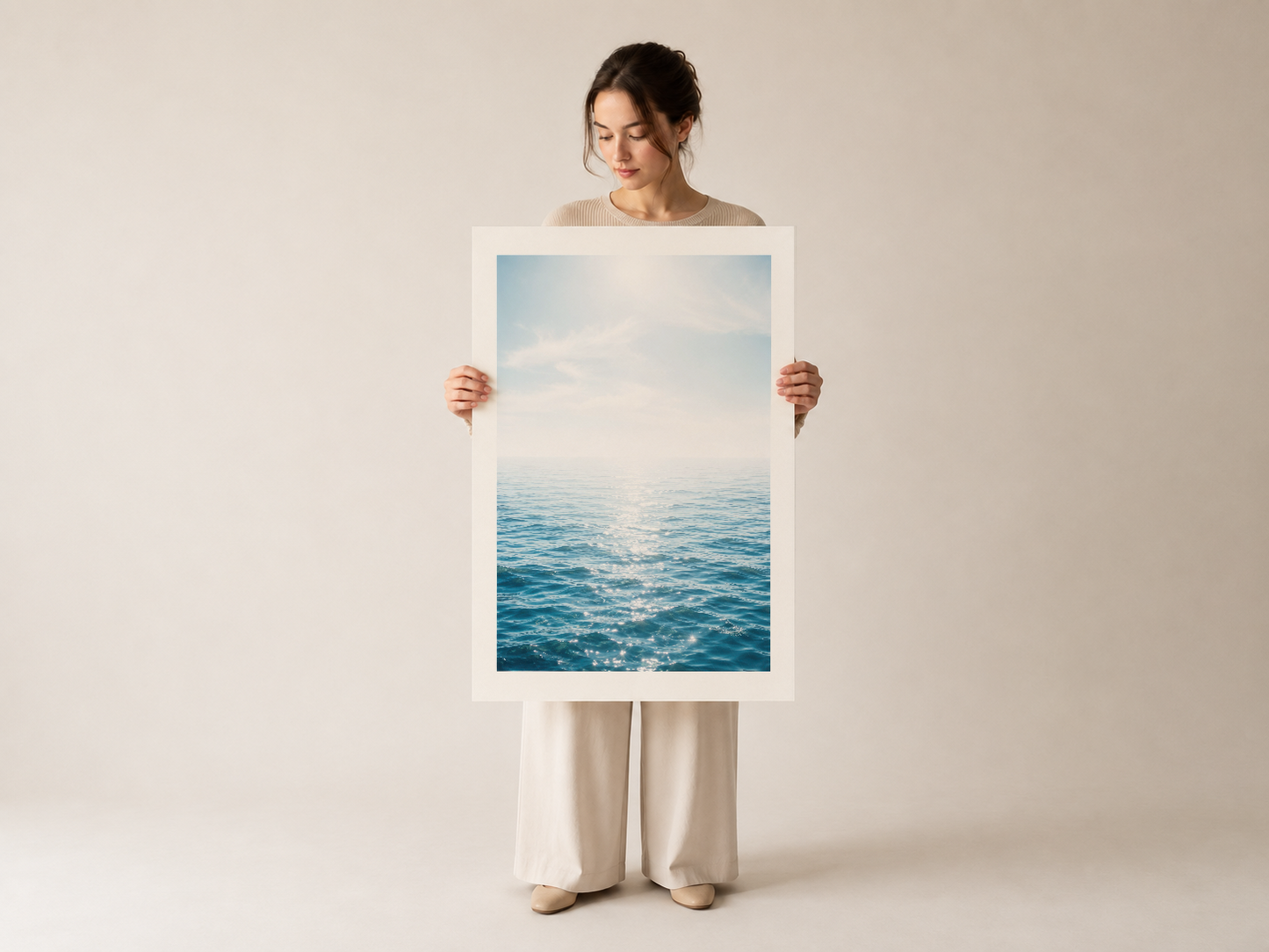 Sonsuz ufuk çizgisine doğru uzanan, huzurlu deniz yüzeyini yalaylayan poster sanat eseri.