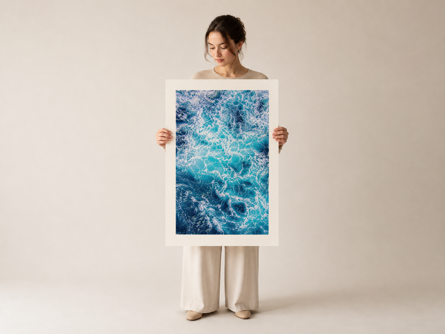 Okyanus dalgaları sunan mavi-turkuaz tonda poster, beyaz mat içinde gösterilen minimalist modern duvar sanat ürünü.