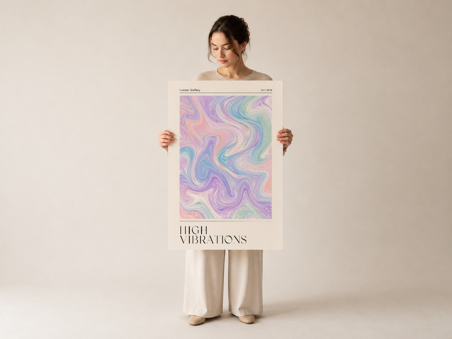 Yumuşak pastel renklerdeki sıvı desenle hazırlanan High Vibrations tablonun tutulmuş hali gösteriliyor.