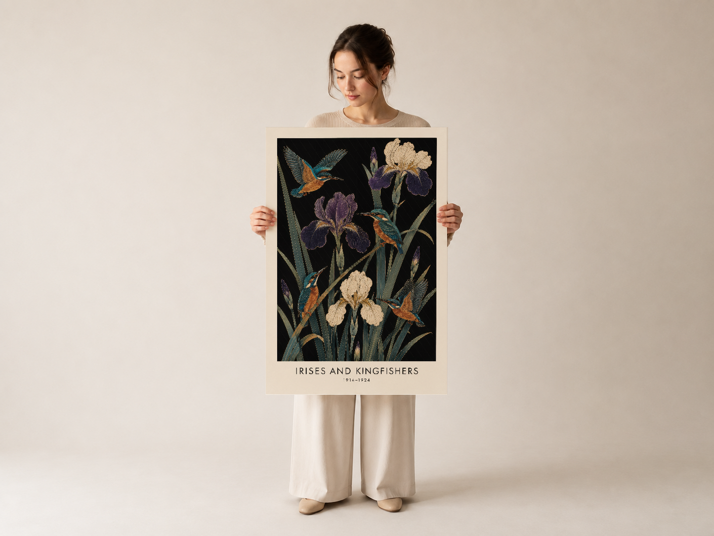 Nötr giyimli kadının ellerinde iris ve kısfişek çiçekleri botanical sanat tablosu, sanat baskısı gösterimi
