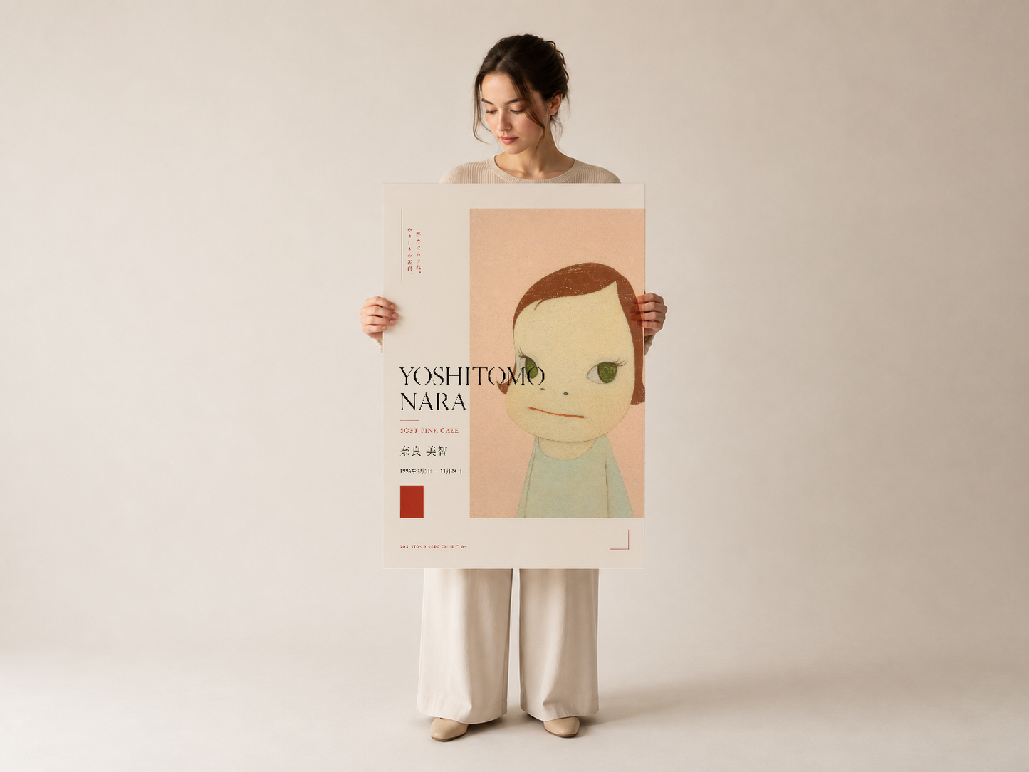Sanatsal bir sunum biçemiyle, modern ressam Yoshitomo Nara'nın meditasyon halindeki figürünü gösteren büyük formatlı galeri