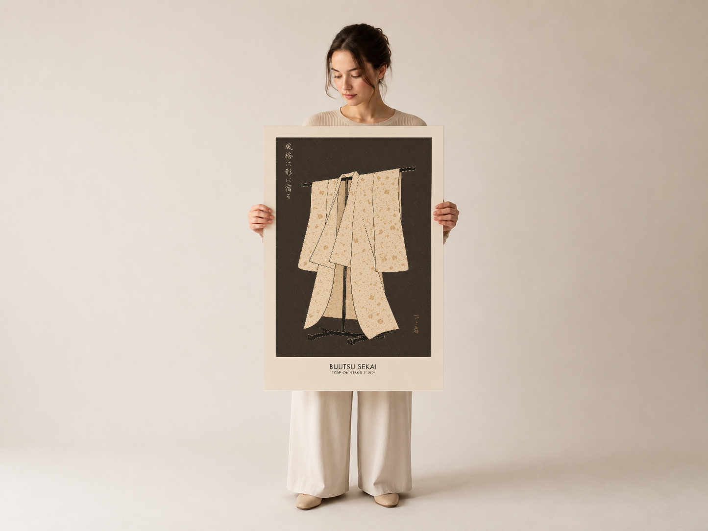 Kimono sanat tablosu elinde gösteren figürü, ürünün ölçek ve dekoratif kalitesini vurgulayan.