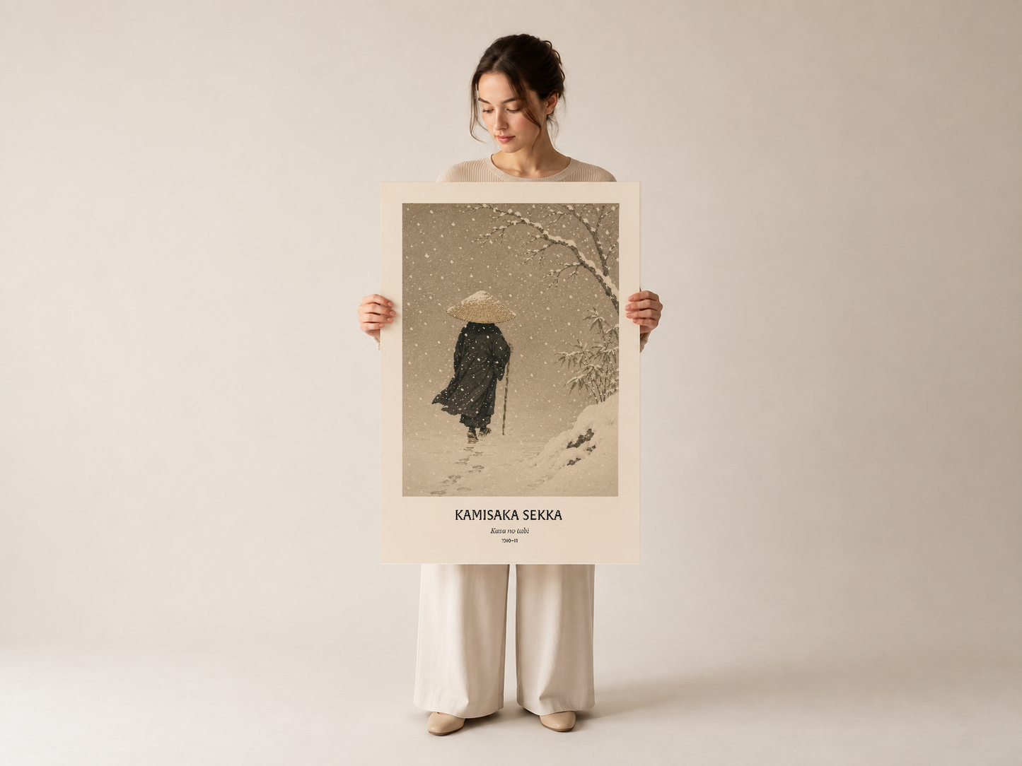 Beyaz çerçeveli Kamisaka Sekka baskısını tutan kadın, minimalist poster sunum gösterimi.