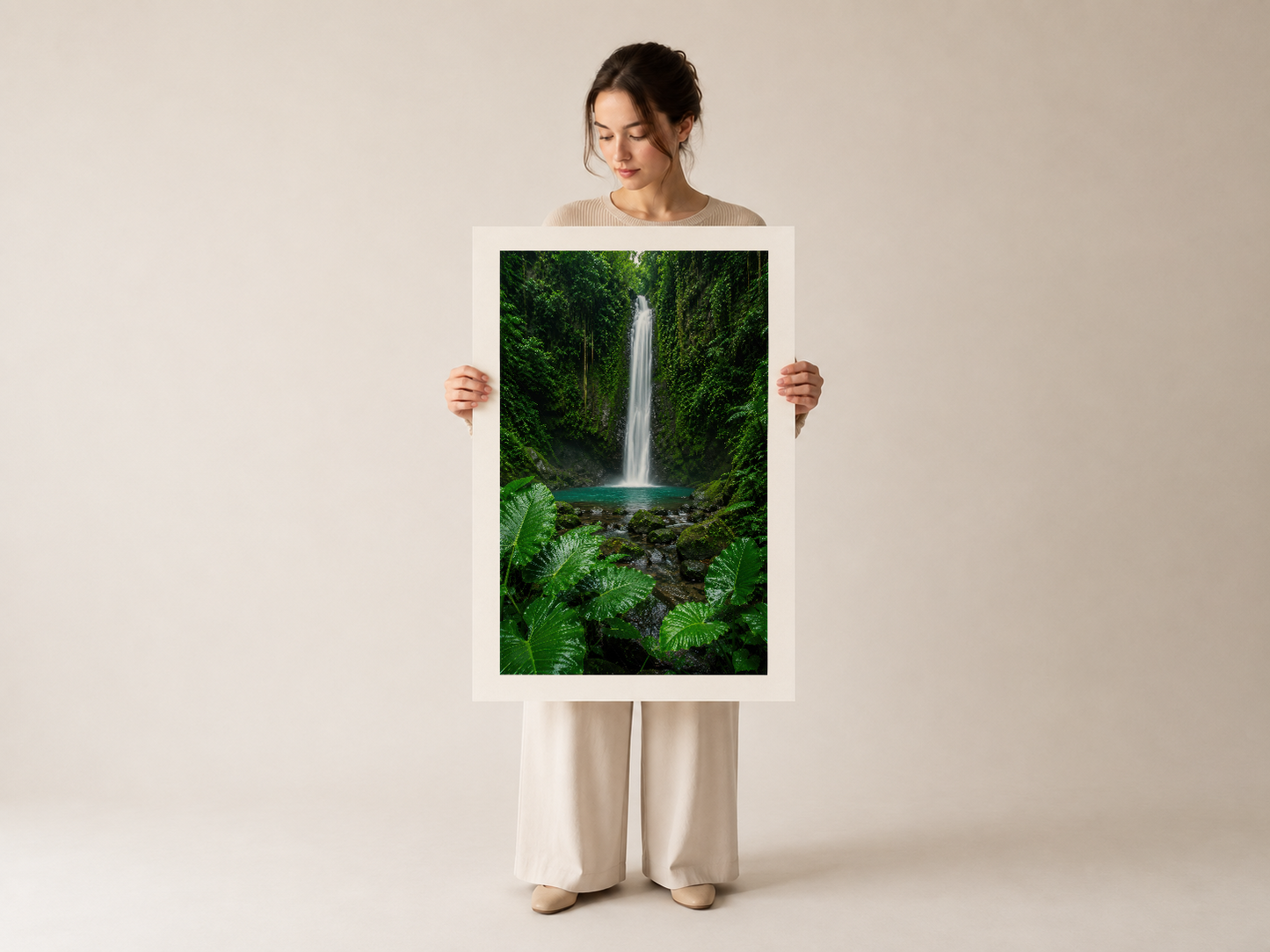 Canlı çevre doğası şelale sanat eserini tutan mutlu kadın, poster tasarımını sunarak.