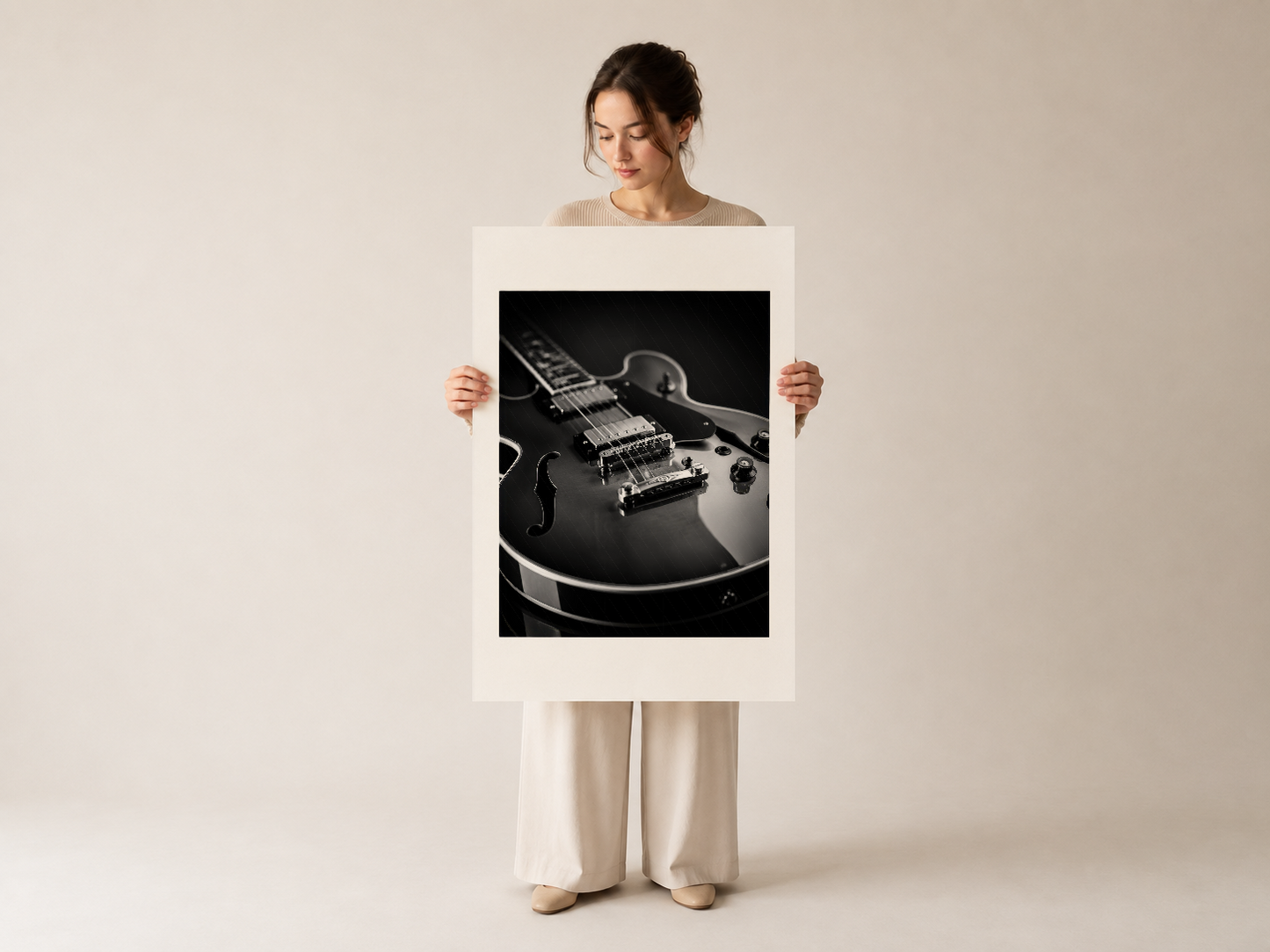 Siyah beyaz müzik tablosu, müzisyen tarafından sunulan beyaz çerçeveli sanat eseri.