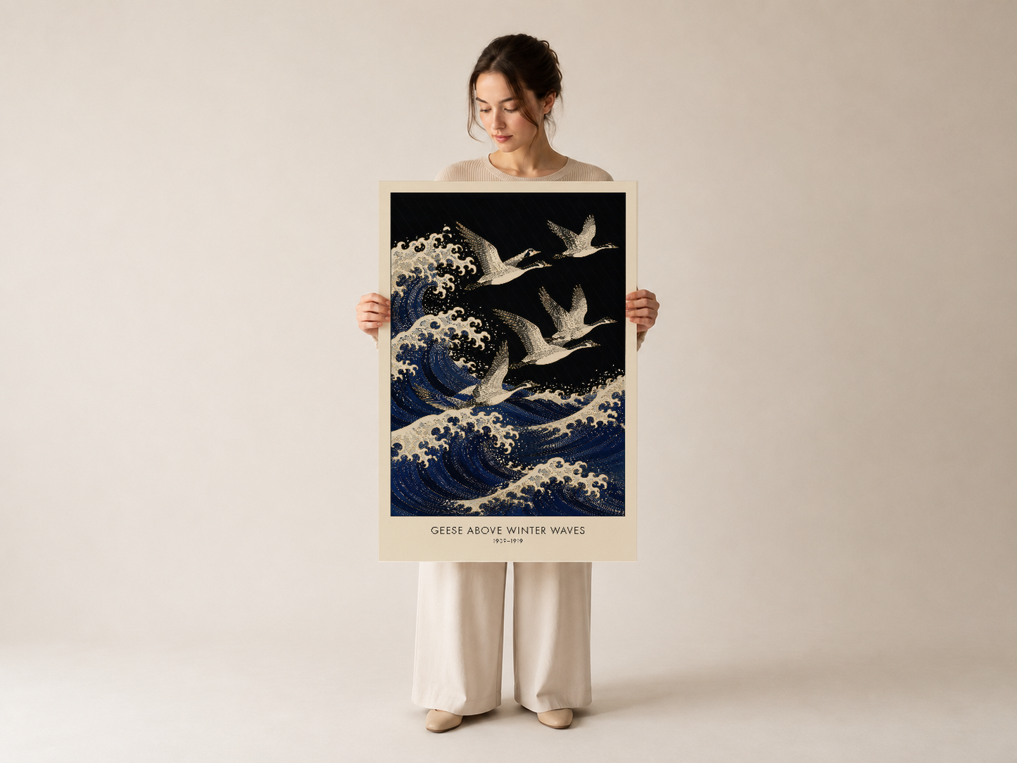 Kadın tarafından sunulan Geese Above Winter Waves tablosu, Japonya sanat tarzında yapılmış görkemli bir dekorasyon ürünü.