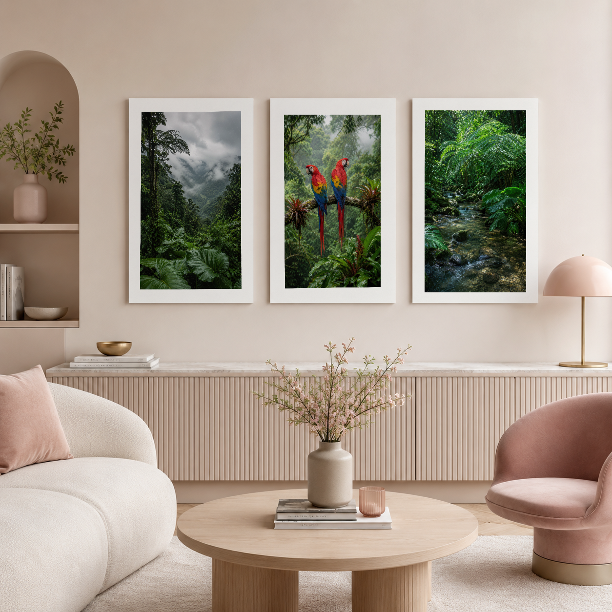 Oturma alanında sergilenen, lüks minimalist tasarımla uyumlu tropikal orman peyzajı ve fauna detaylarıyla hazırlanmış üçlü