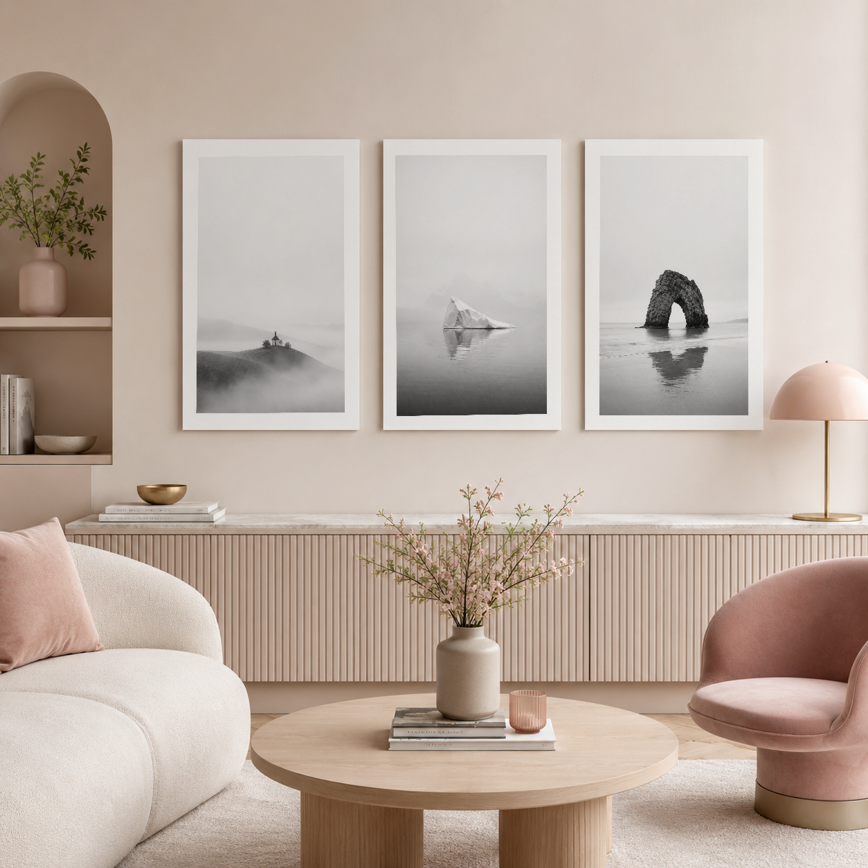 Beyaz çerçeveli minimalista manzara tabloları, modern salon duvarını güzelleştiren huzurlu üç parçalı sanat koleksiyonu.
