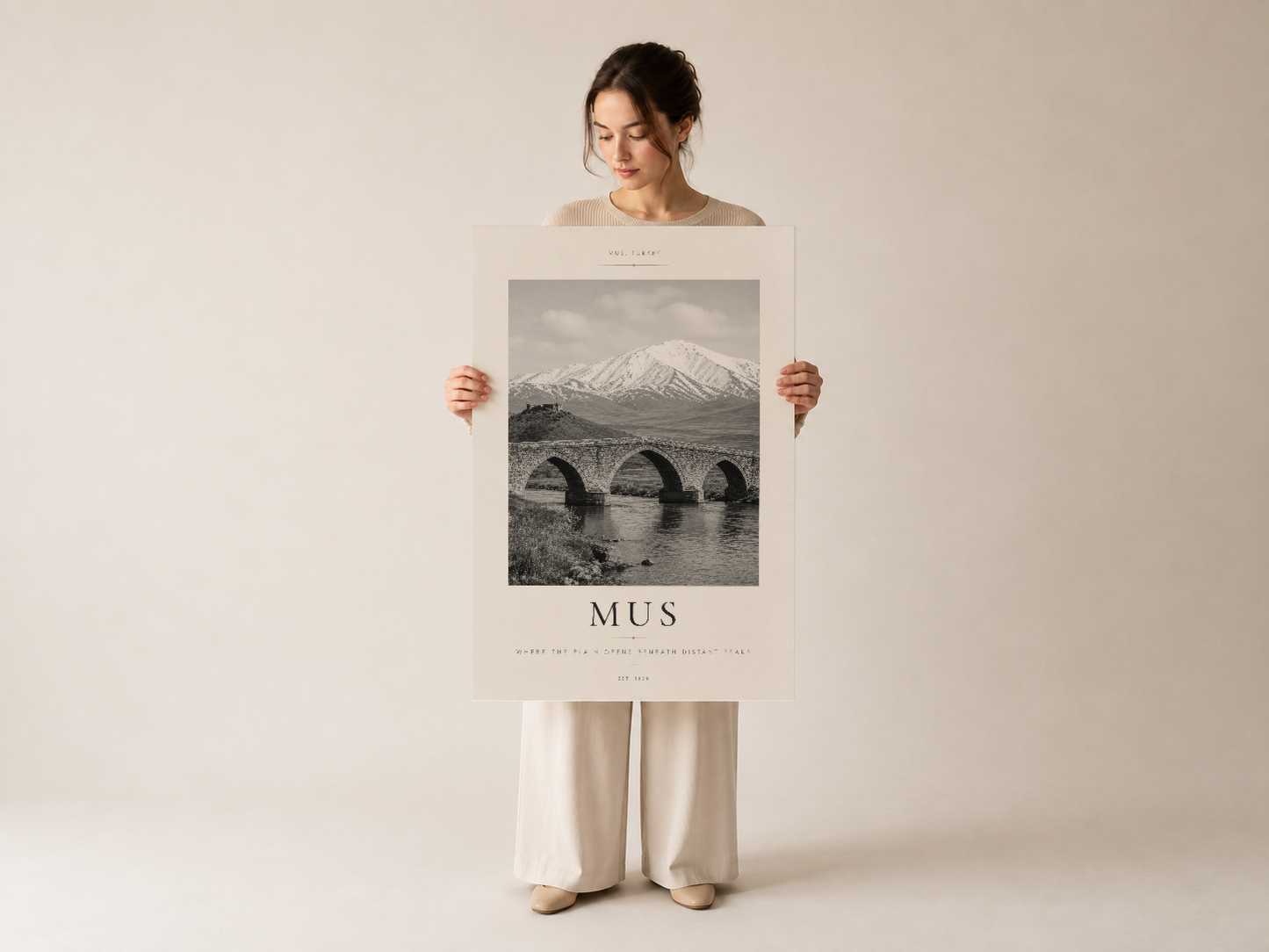 Mus duvar tablosu, minimalist stilde tutularak kareli fotoğraf baskısının ve tipografinin uyumunu gösteriyor.