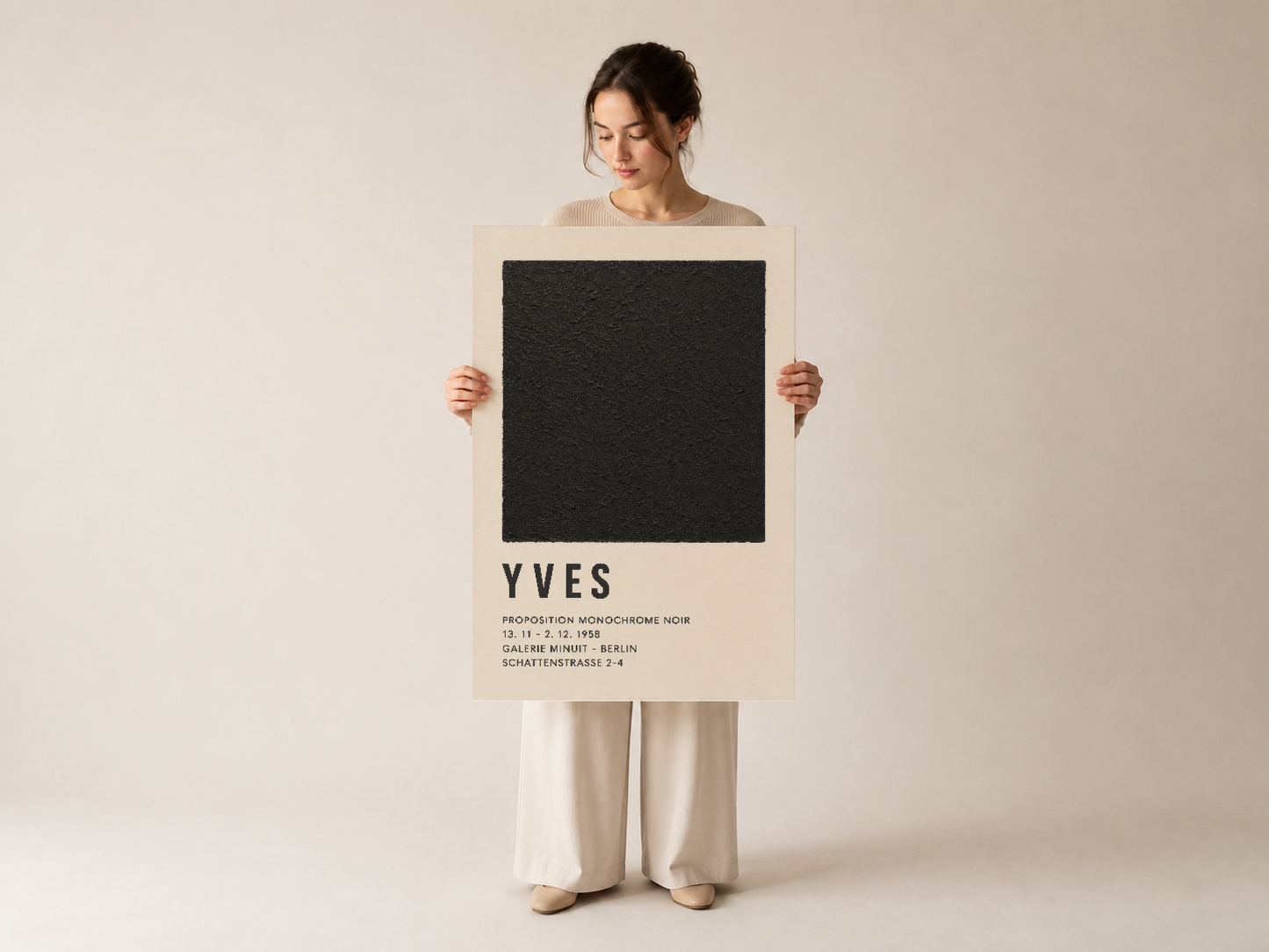 Kadın tarafından gösterilen YVES monokrom sanat baskısı, minimalist galeri tasarımı.
