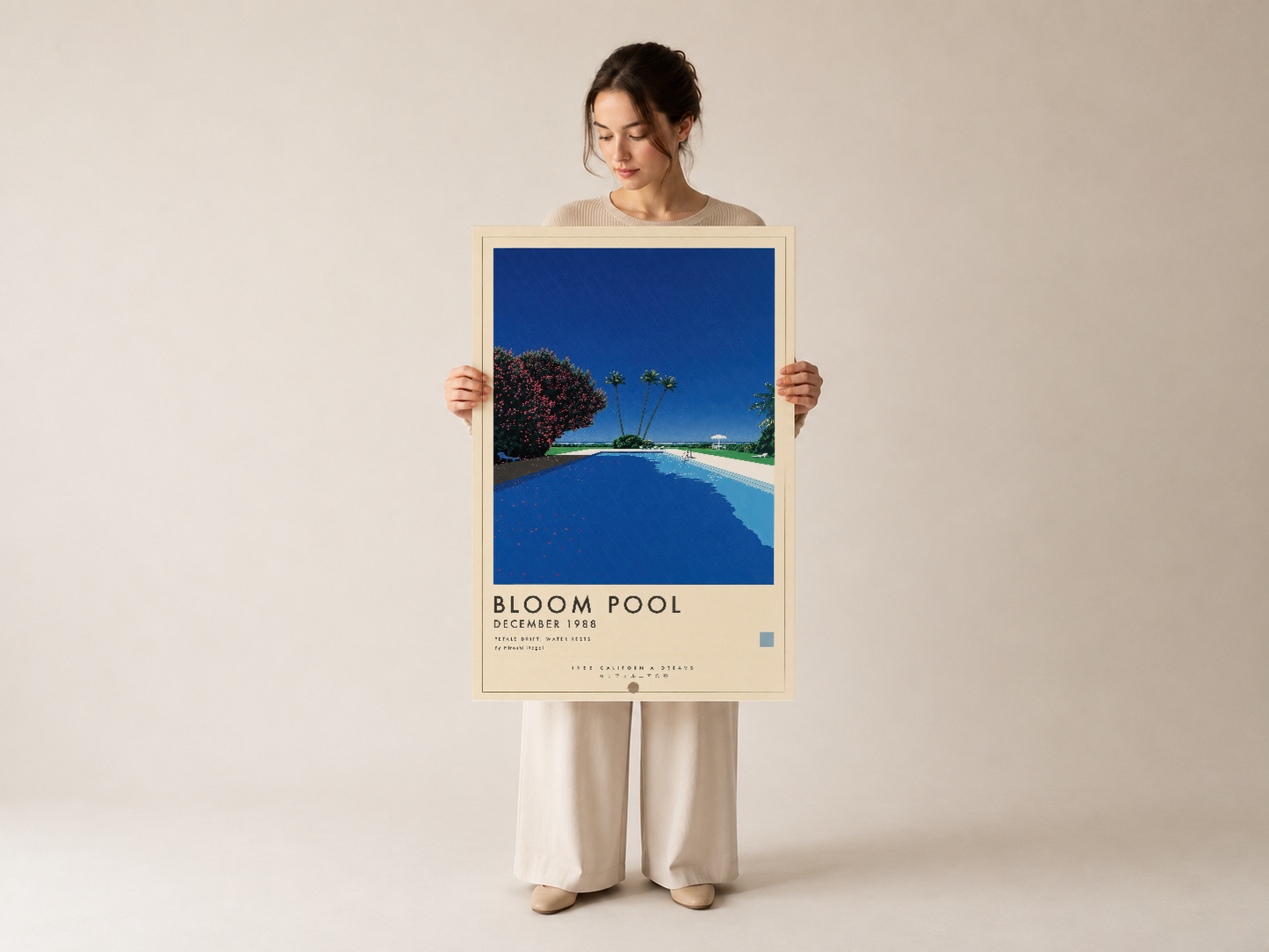Bloom Pool duvar tablosu açık renk çerçevede, tasarımın tropikal manzara detayları vurgulanmış.