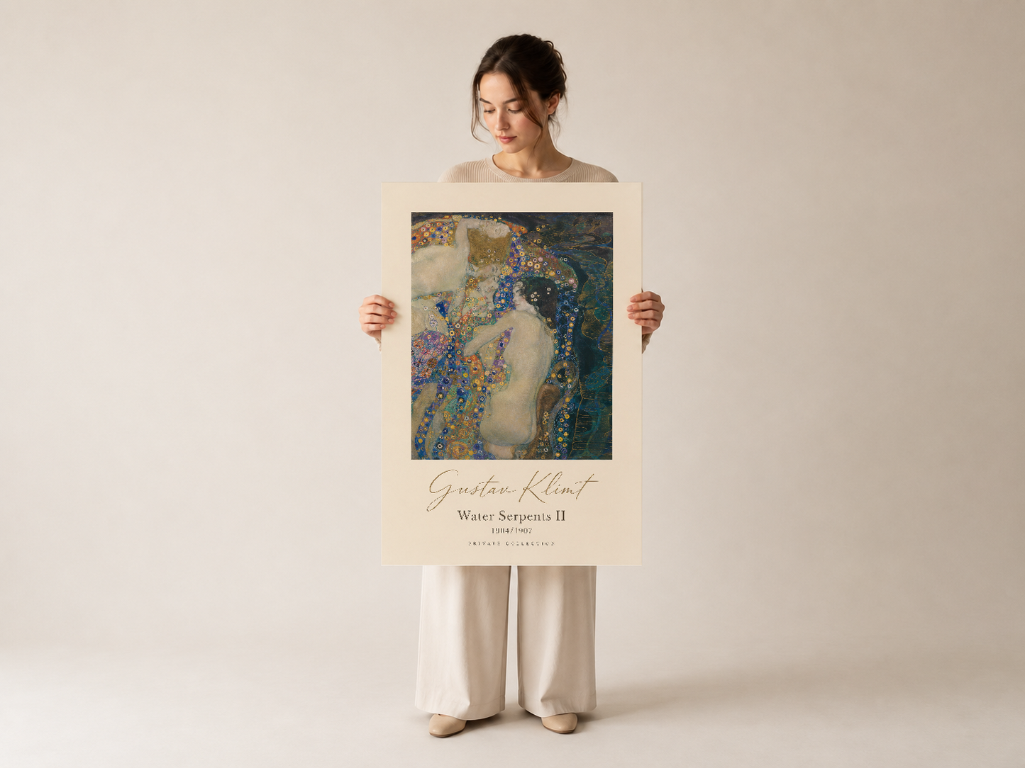 Klimt Water Serpents II tablosu, çerçeveli duvar sanatı, yumuşak renklerde mistik ve eleştirel estetik.