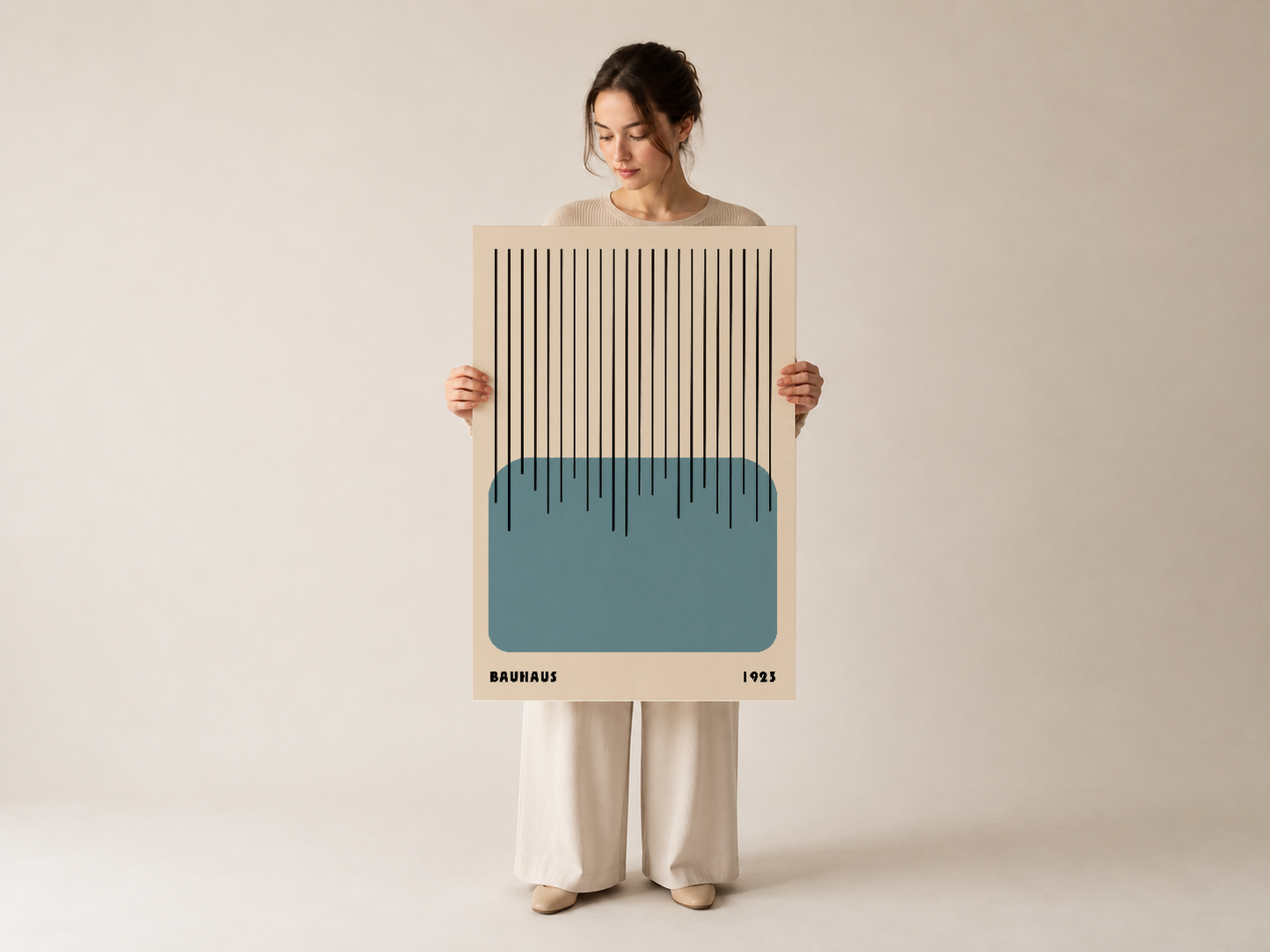 Kadın modelin tuttuğu, minimalist Bauhaus tasarımlı duvar tablosu sanat eseri.