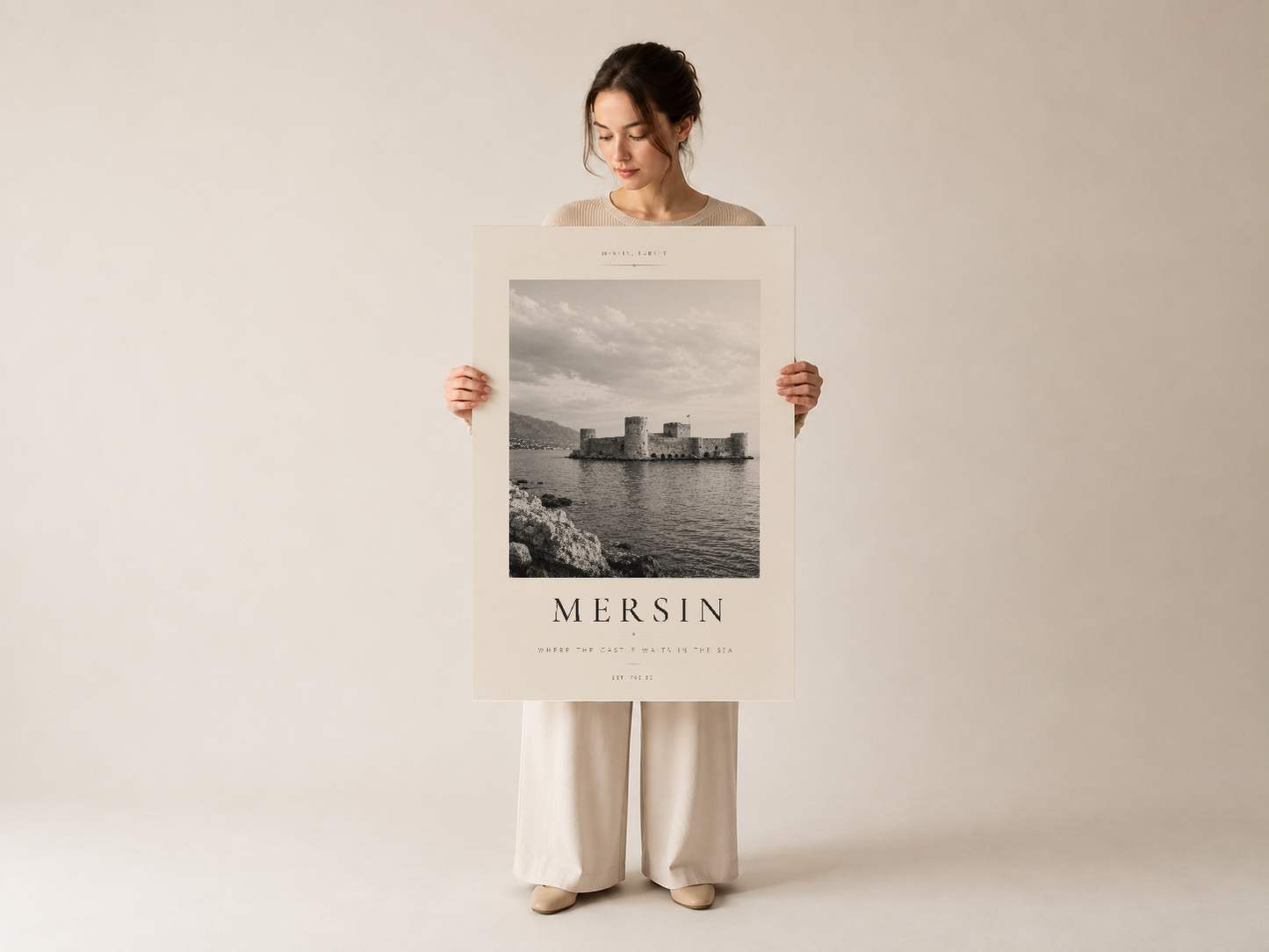 Mersin turist posteri, kadın model tarafından sunulan siyah beyaz kıyı fotoğrafı baskısı.