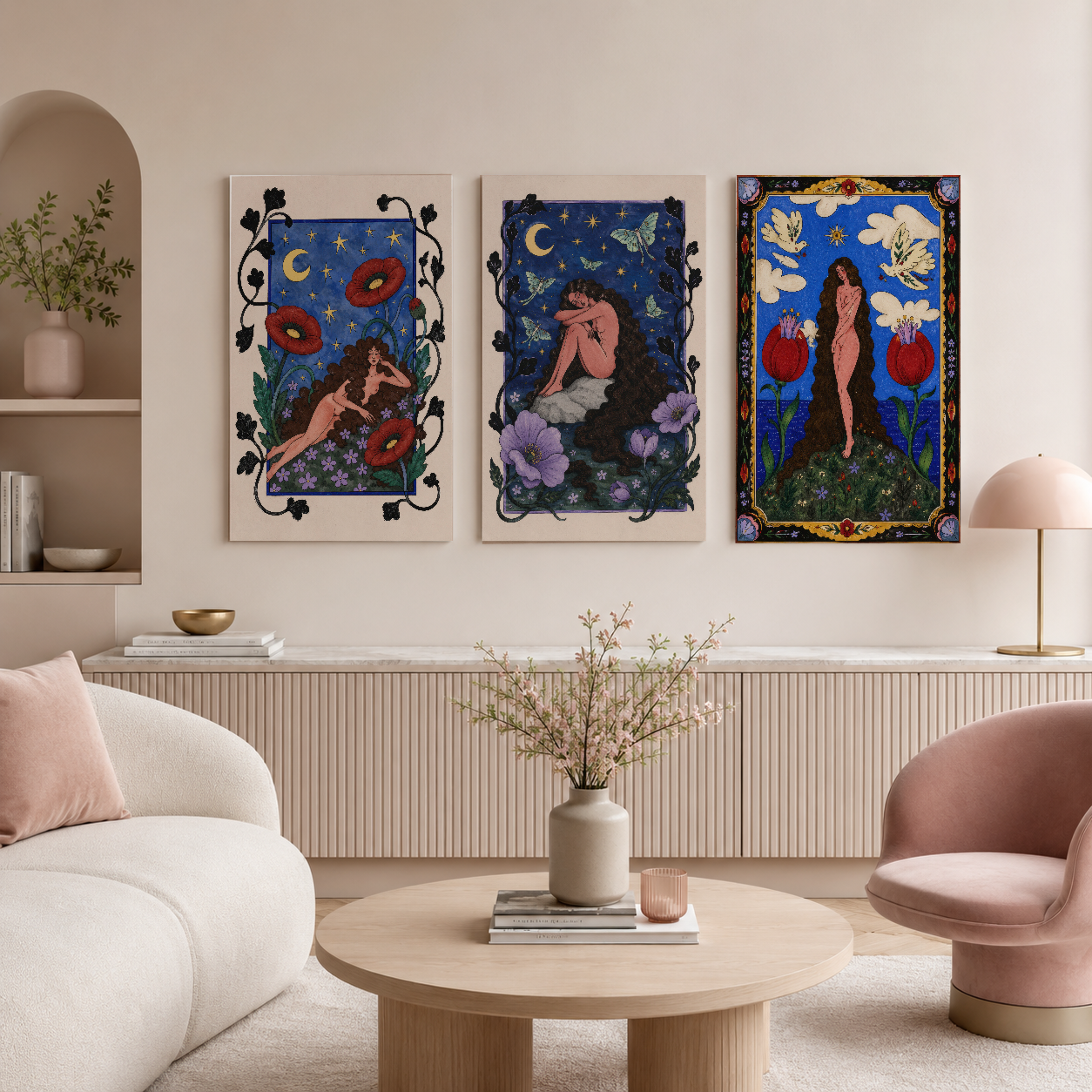 Ay ve çiçek motifleriyle dekorlanmış üçlü panel tablo, modern ev dekorasyon stilinde sergileniyor.