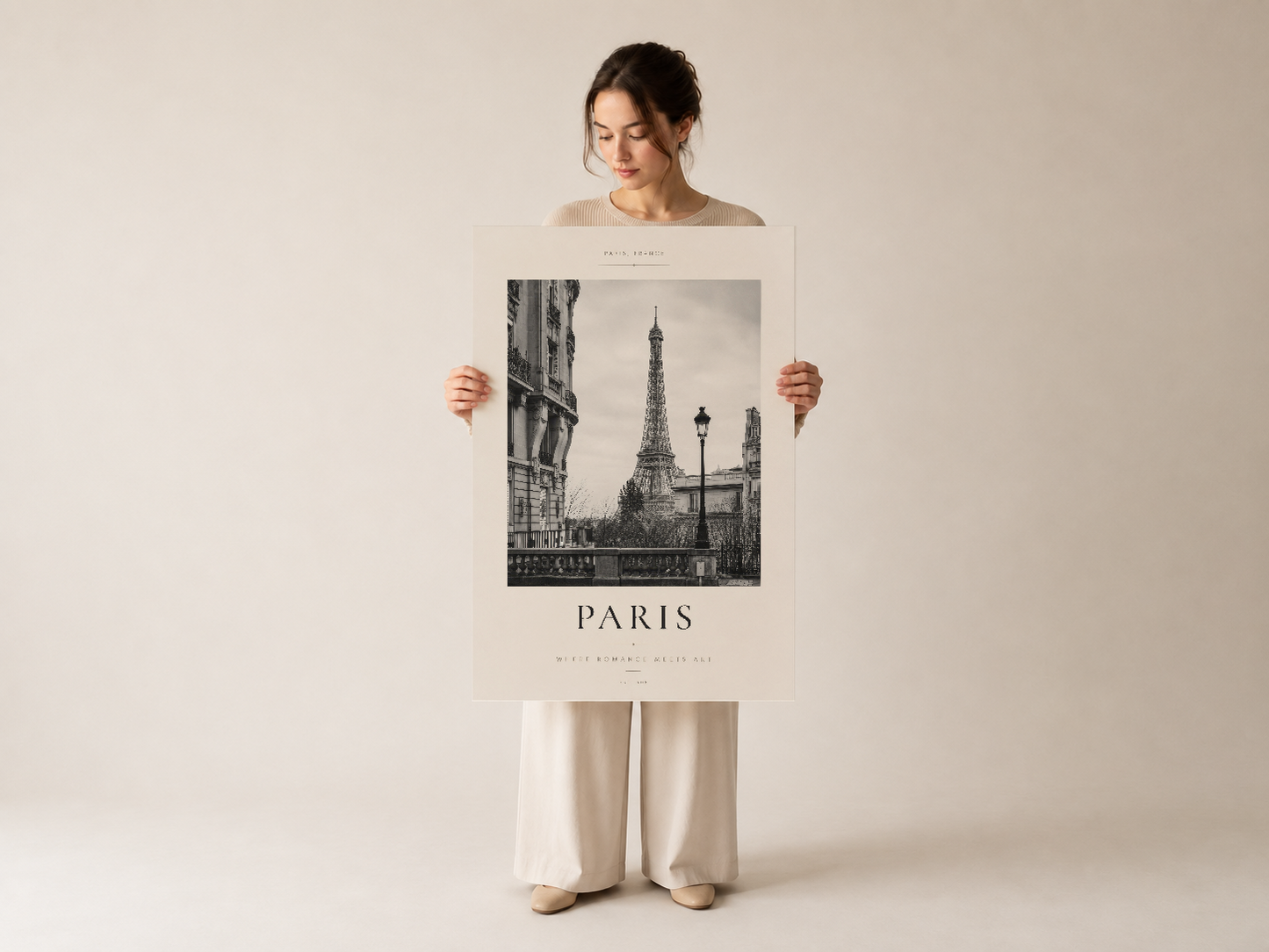 Siyah beyaz Paris tablosunun sanat severleri tarafından tutuluş şekli, zarif ve klasik dekorasyon öğesi.