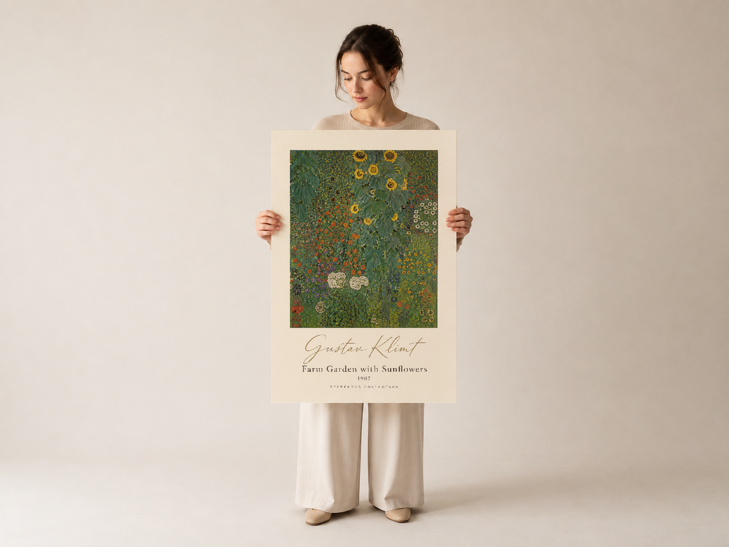 Klimt'in Ayçiçekli Çiftlik Bahçesi posterini tutan kadın, natürel ışıkta sanat eserinin yüksek kalitesini vurgulıyor.