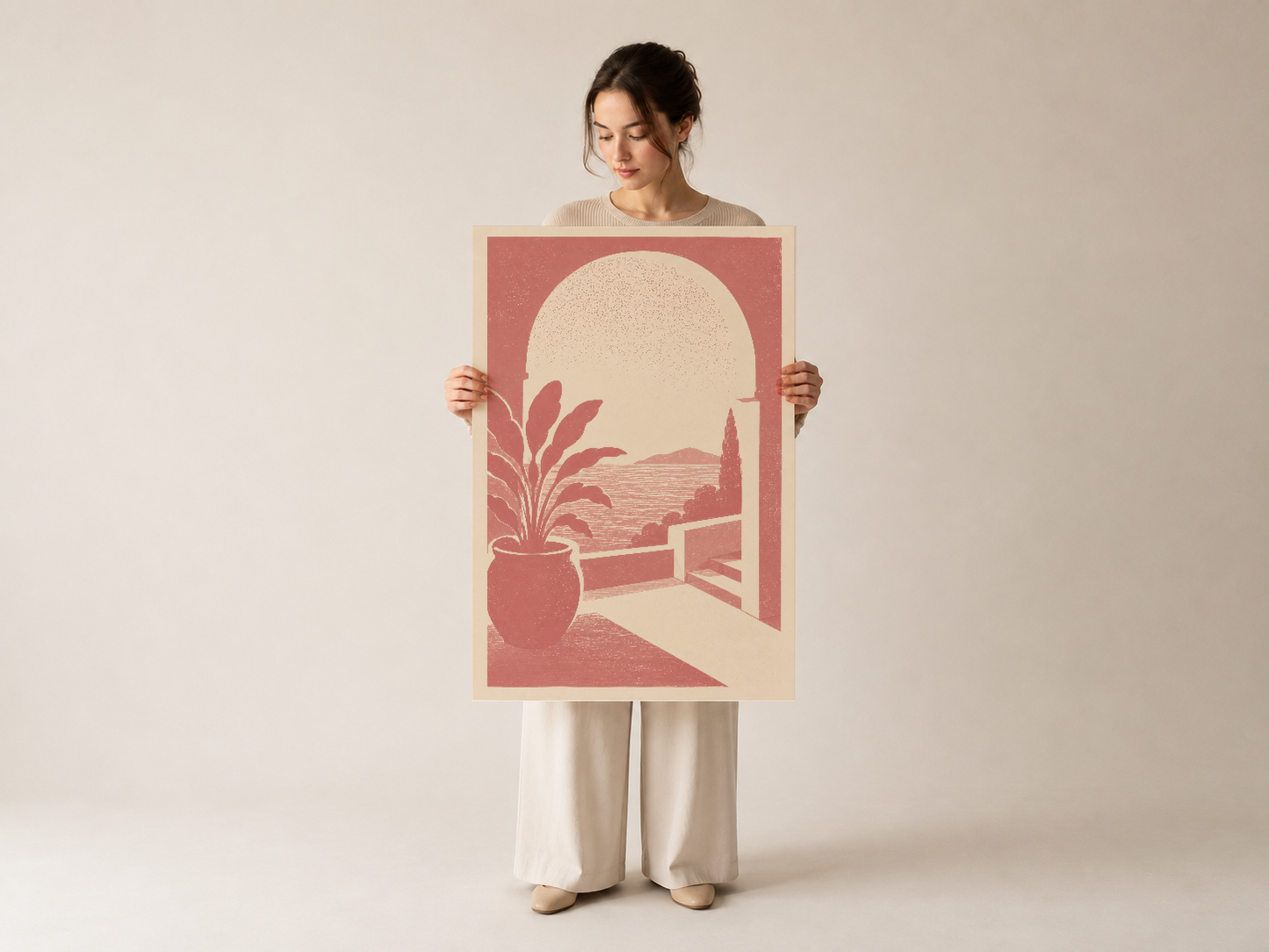 Tutan kadın tarafından gösterilen, art deco esinli pembe baskılı poster çağdaş dekor tarzını yansıtır.